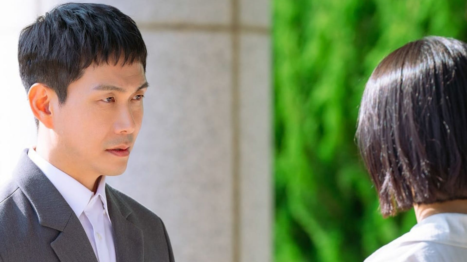 Han-na almost caught Leo (Image via Instagram @jtbcdrama)