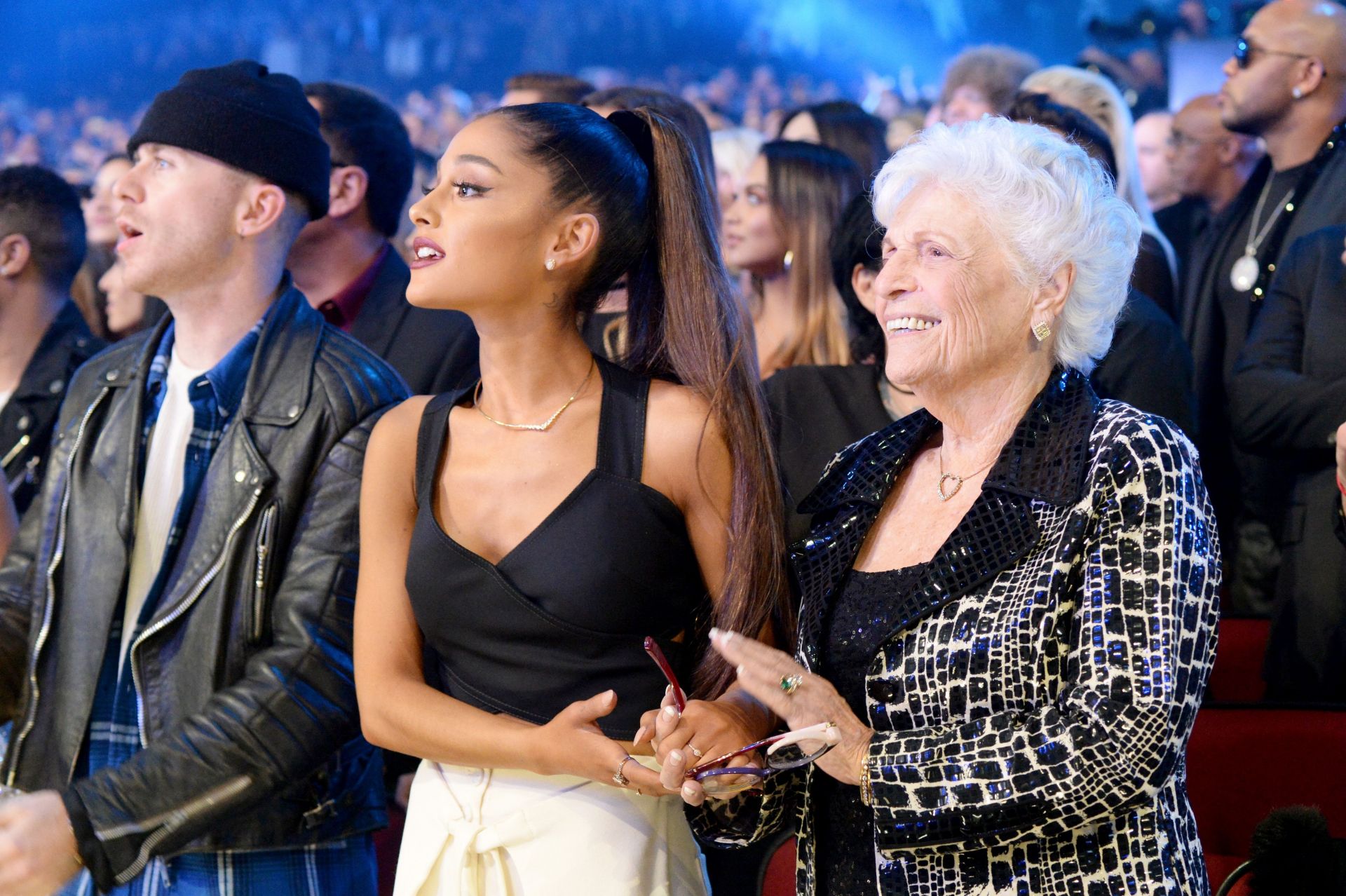 2016 American Music Awards - Roaming Show - Source: Getty