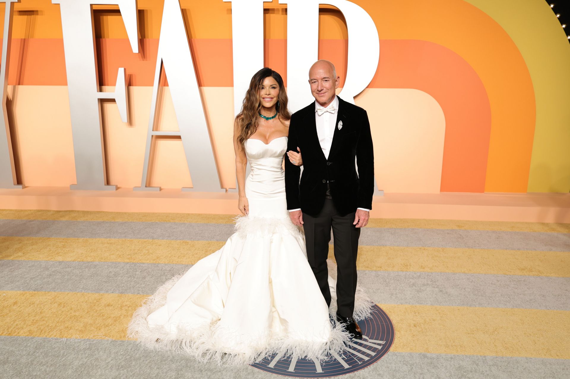 Jeff Bezos and Lauren S&aacute;nchez (Image via Getty)