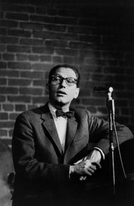 Political satirist and musician Tom Lehrer performs (Image via Getty)