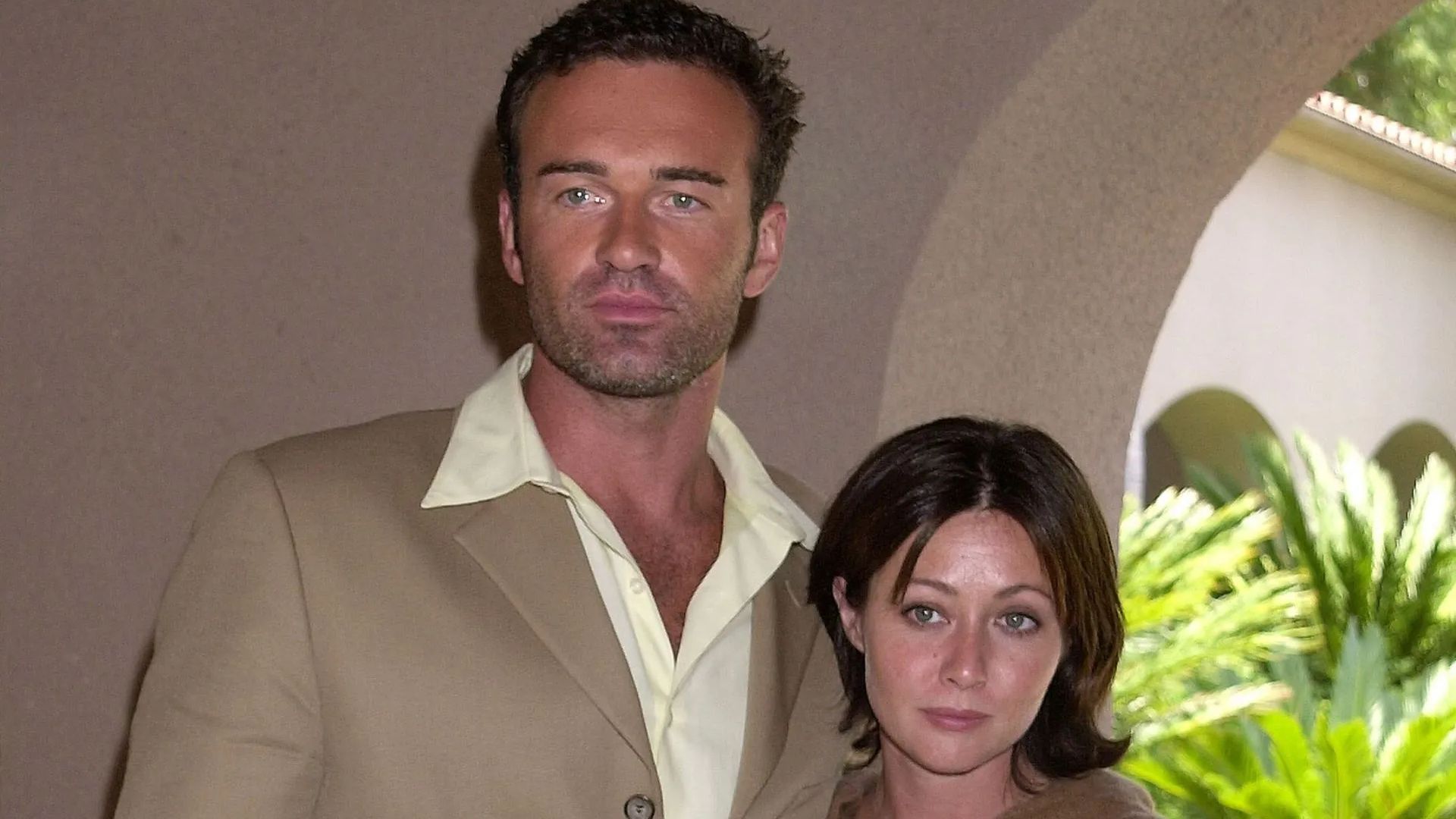 Julian McMahon and Shannen Doherty (Image via Getty)