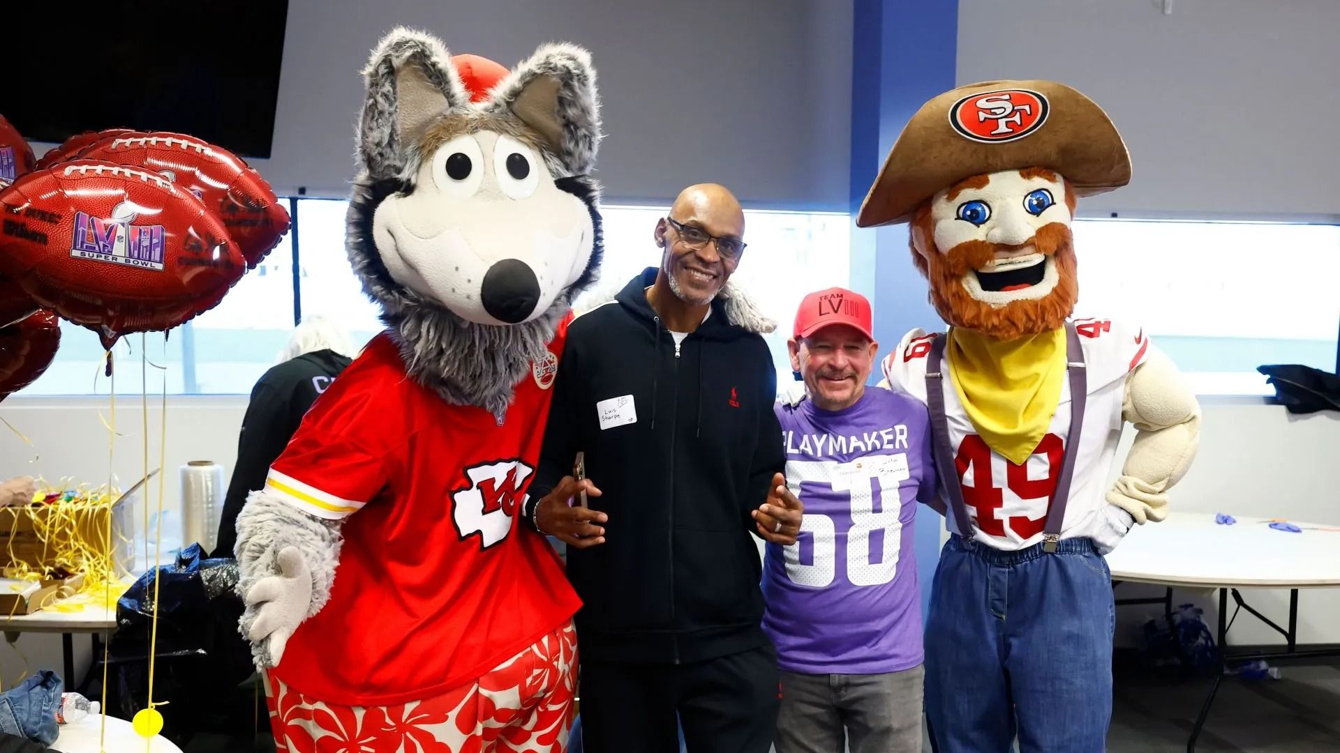 Former NFL player Luis Sharpe poses for a photo with the San Francisco 49ers mascot - Source: Getty