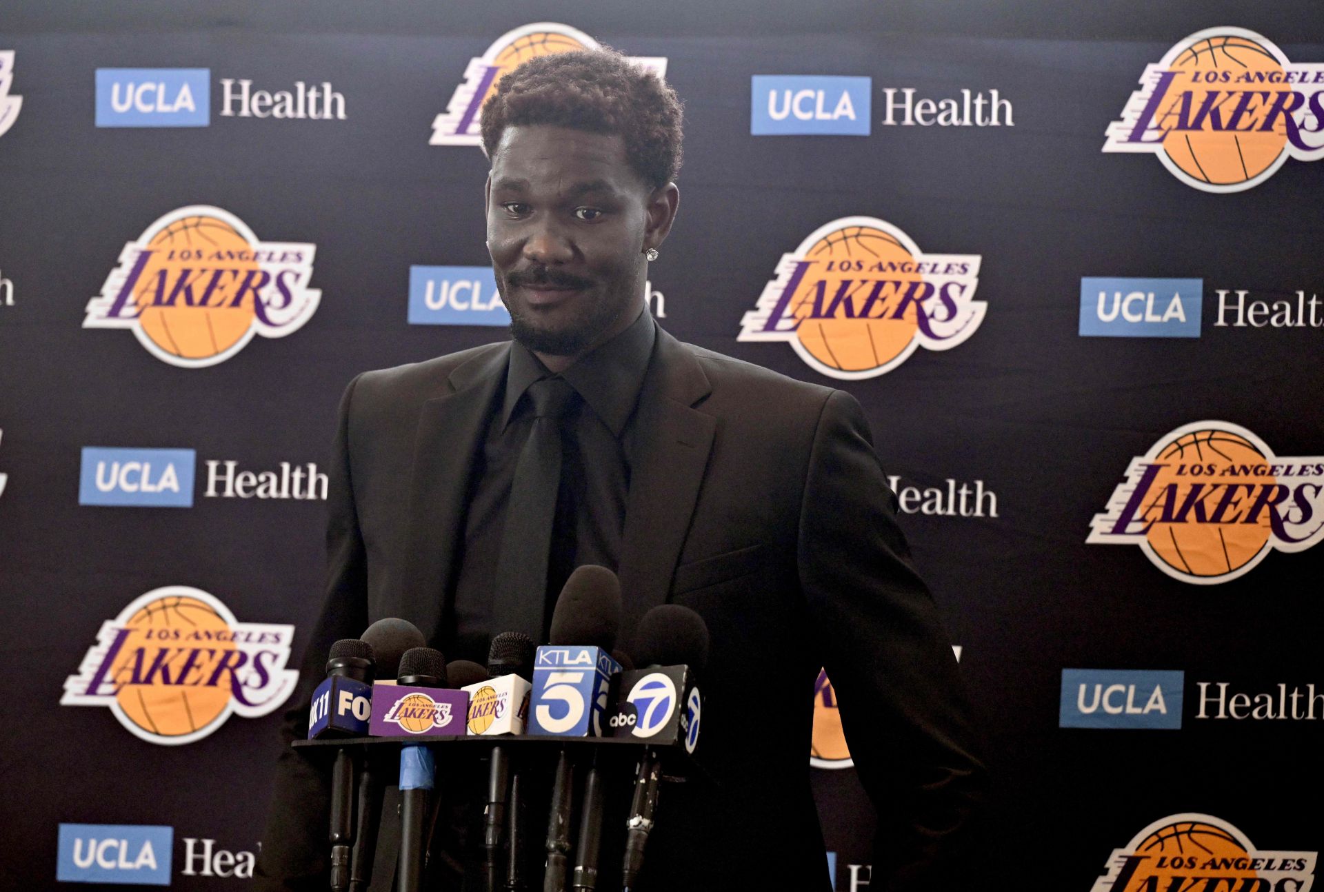 Los Angeles Lakers announce newly signed free agents Deandre Ayton and Jake LaRavia. - Source: Getty