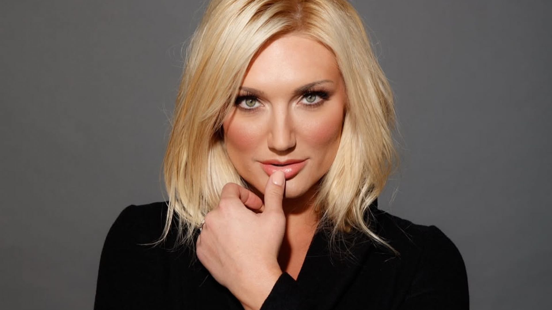 (Image via Instagram/@mizzhogan)