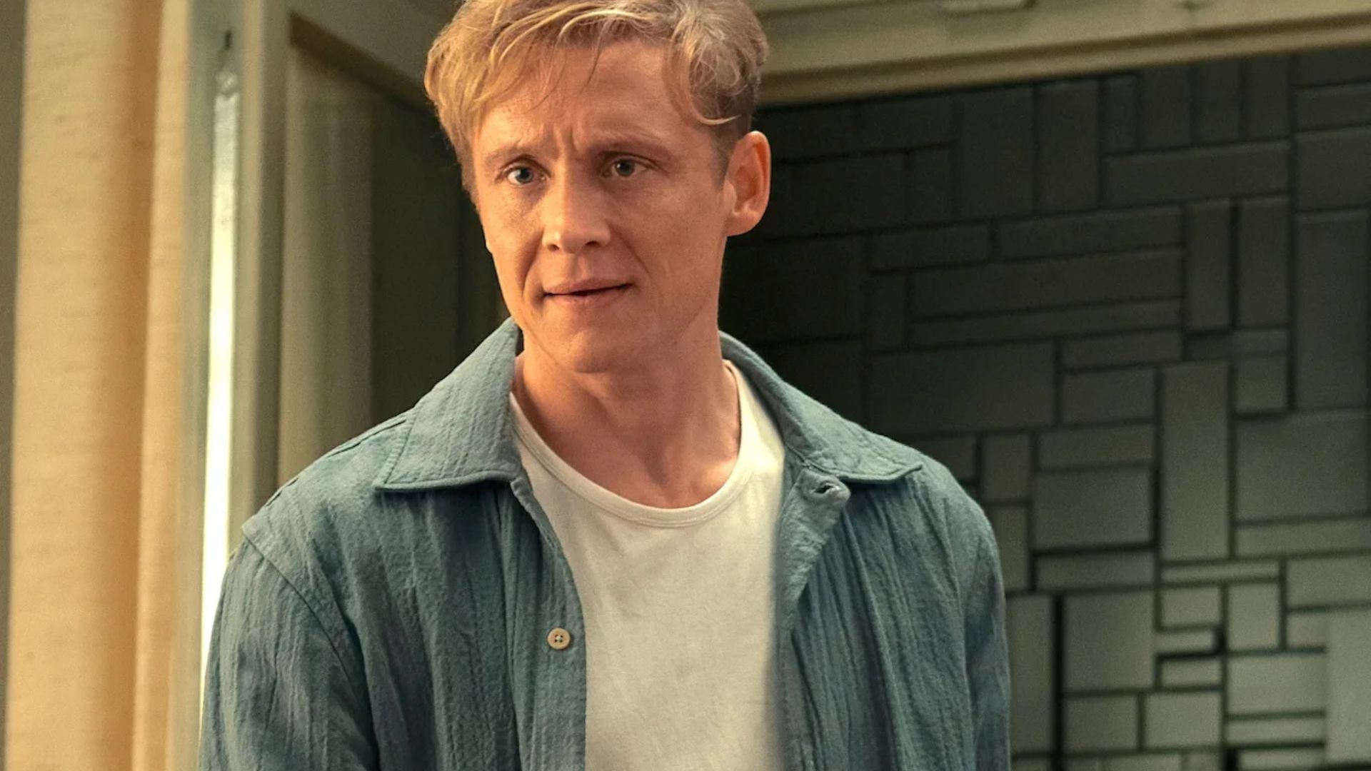 Matthias Schweigh&ouml;fer as Tim in Brick | Image via Netflix