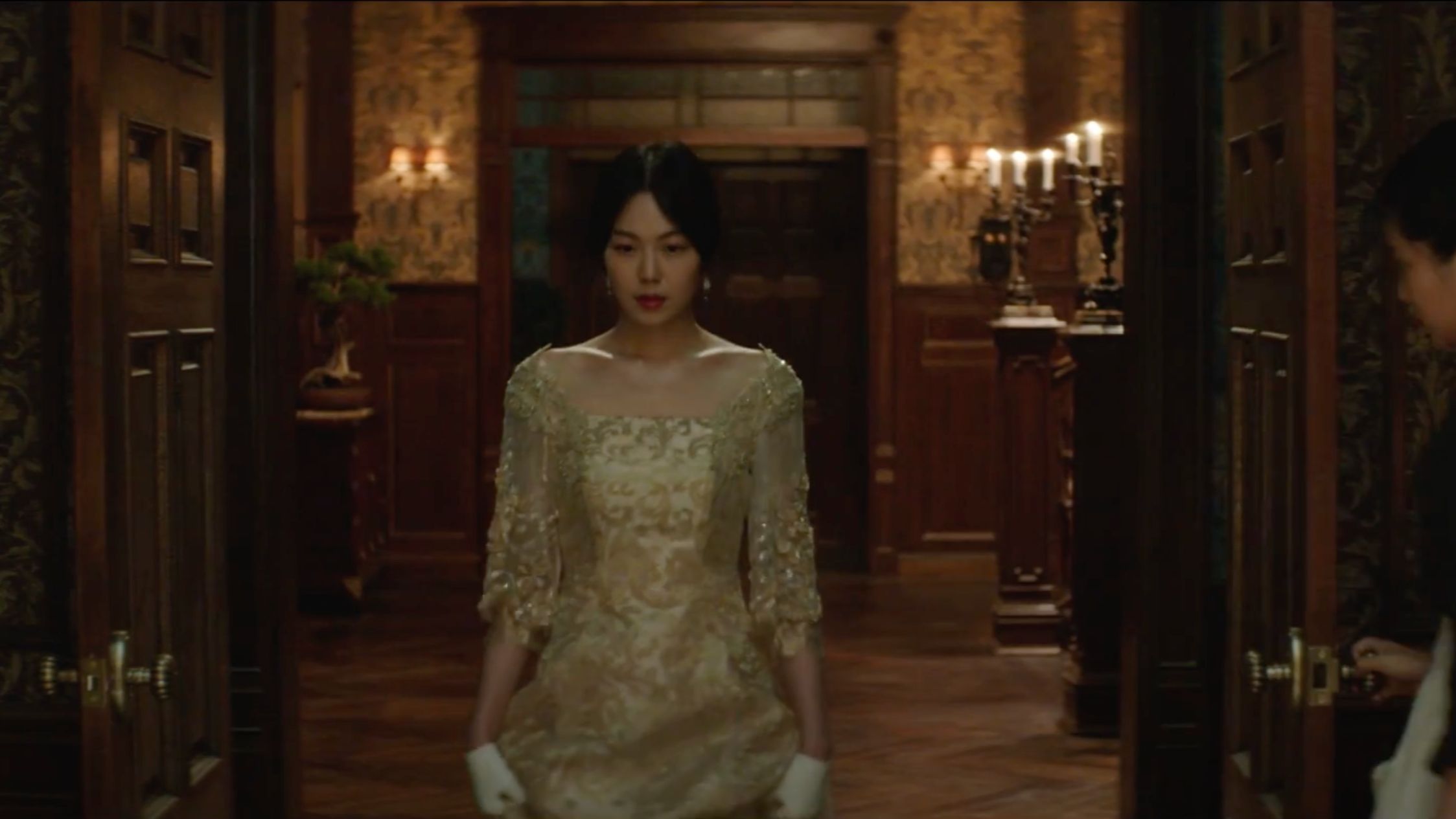 Lady Hideko and Sook-Hee elope at the end of The Handmaiden (Image via YouTube/Curzon)