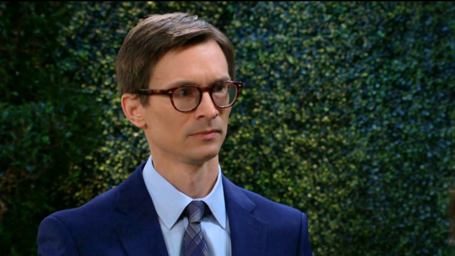 Carter (Vincent Stalba) appears to have taken his loyalty to Mr. Dumas (AKA Cane, Billy Flynn) too far on The Young and the Restless | Image: CBS