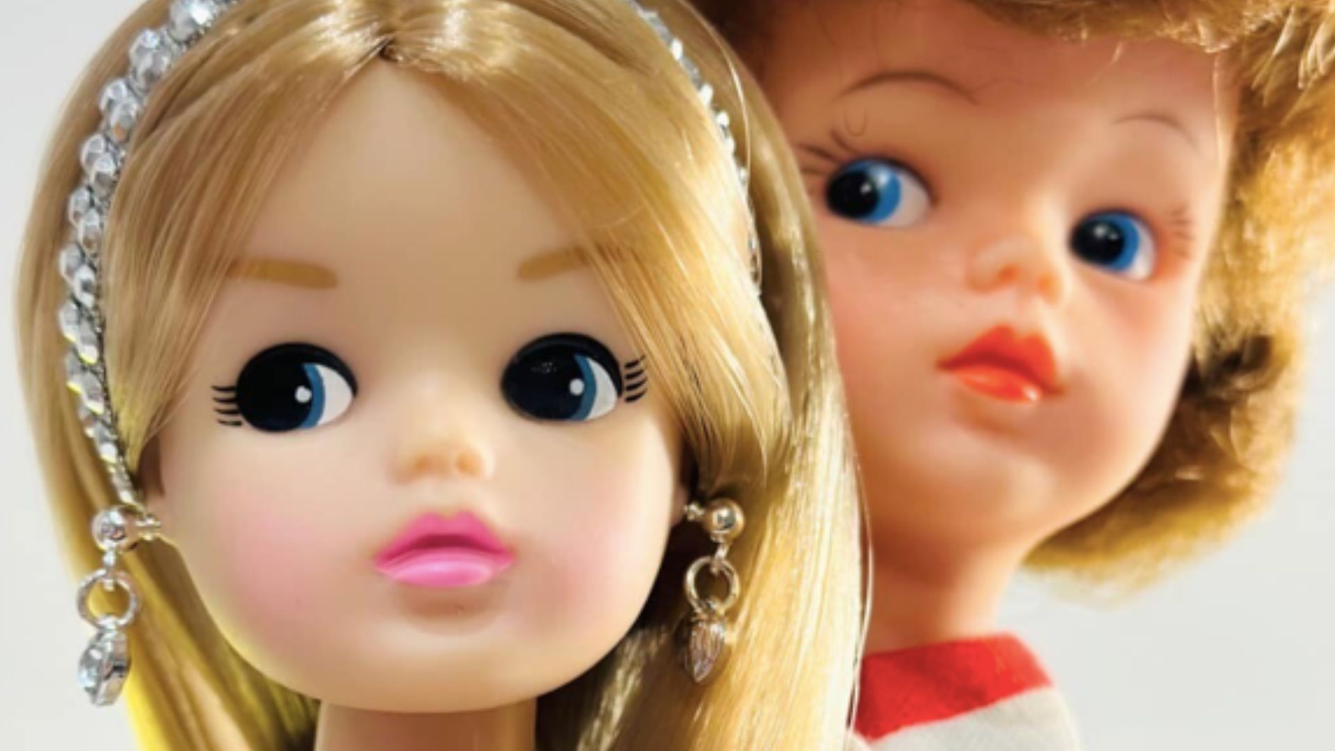 This is an image of two Sindy dolls. On the left there is a blonde doll, and on the right there is a brunette doll