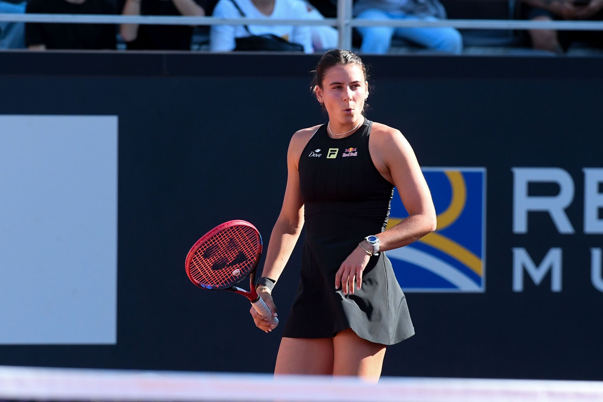 Emma Navarro gestures against Kamilla Rakhimova in the Internazionali BNL D&#039;Italia - Source: Getty