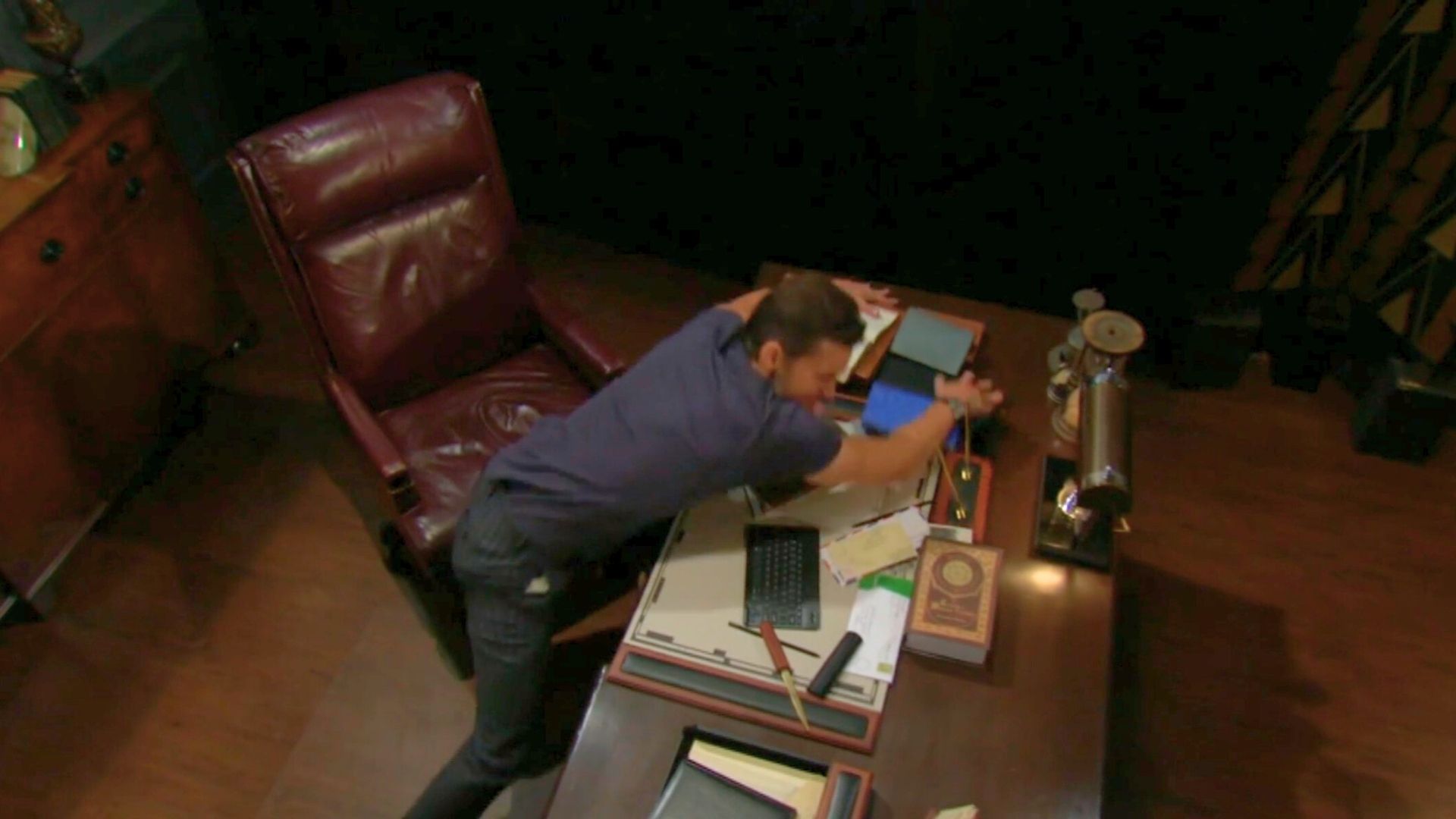Cane clears his schedule &mdash; and his desk on Y&amp;R | Image: CBS