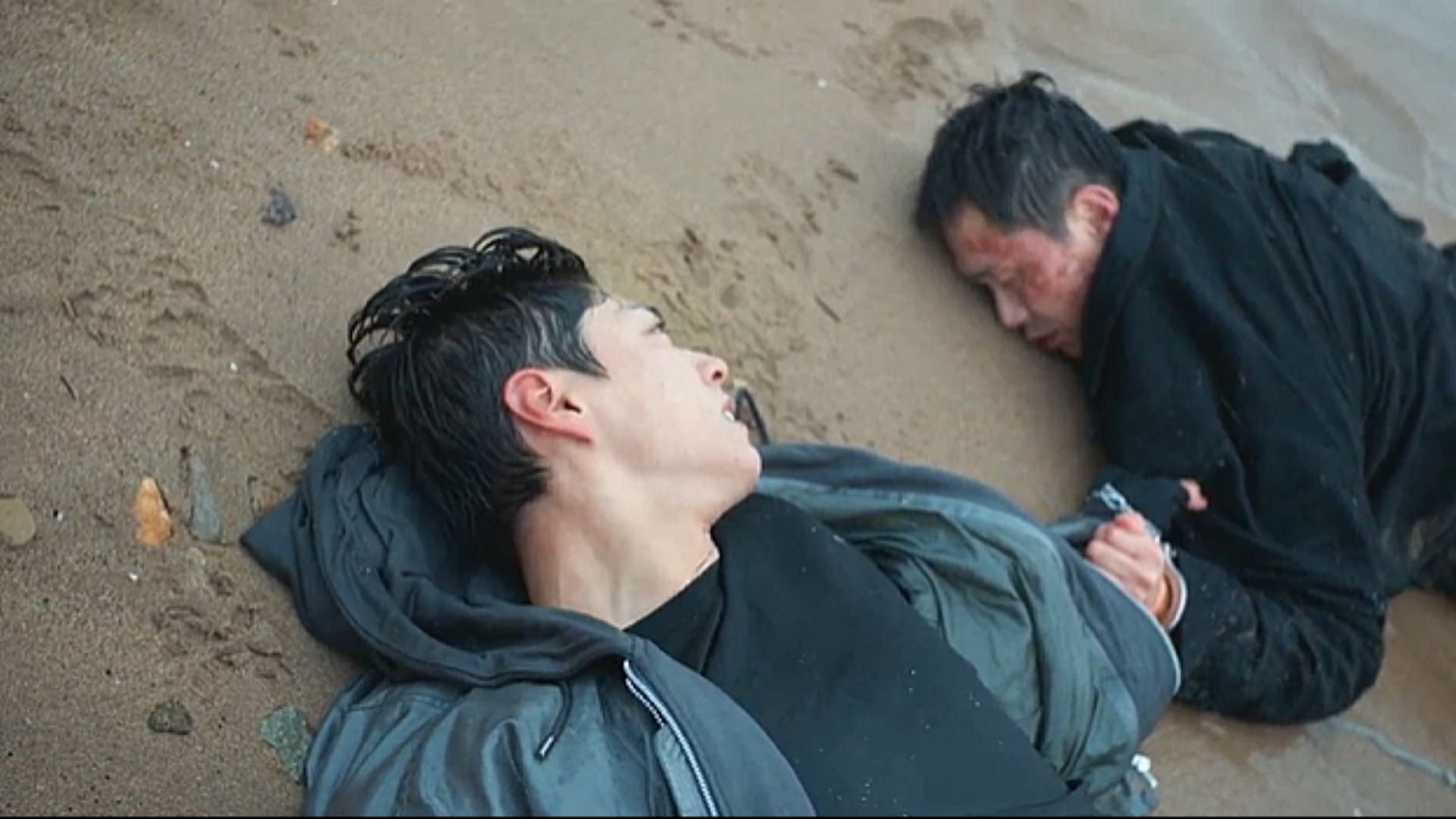 Dong-ju takes Min Ju-yeong out (Image via Prime Video)
