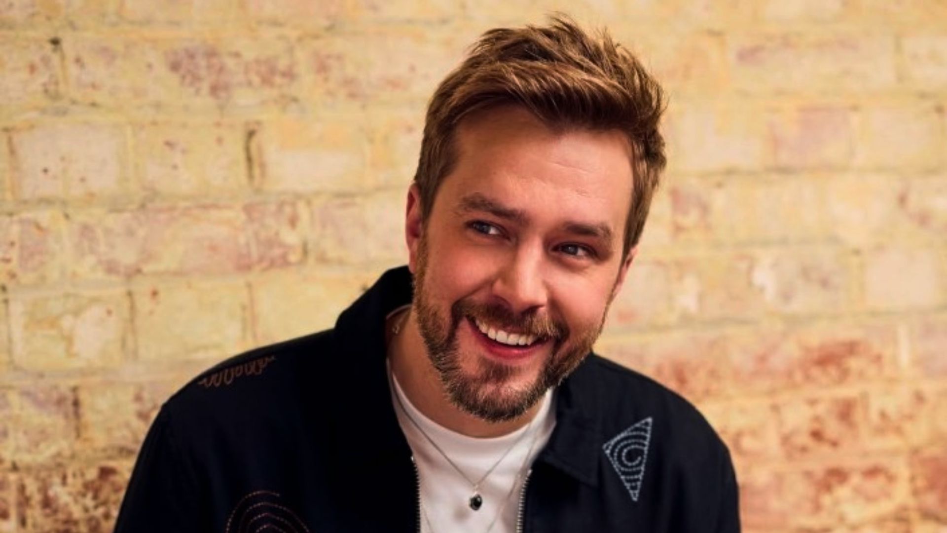 Love Island USA narrator Iain Stirling (image via Instagram/@iaindoesjokes)