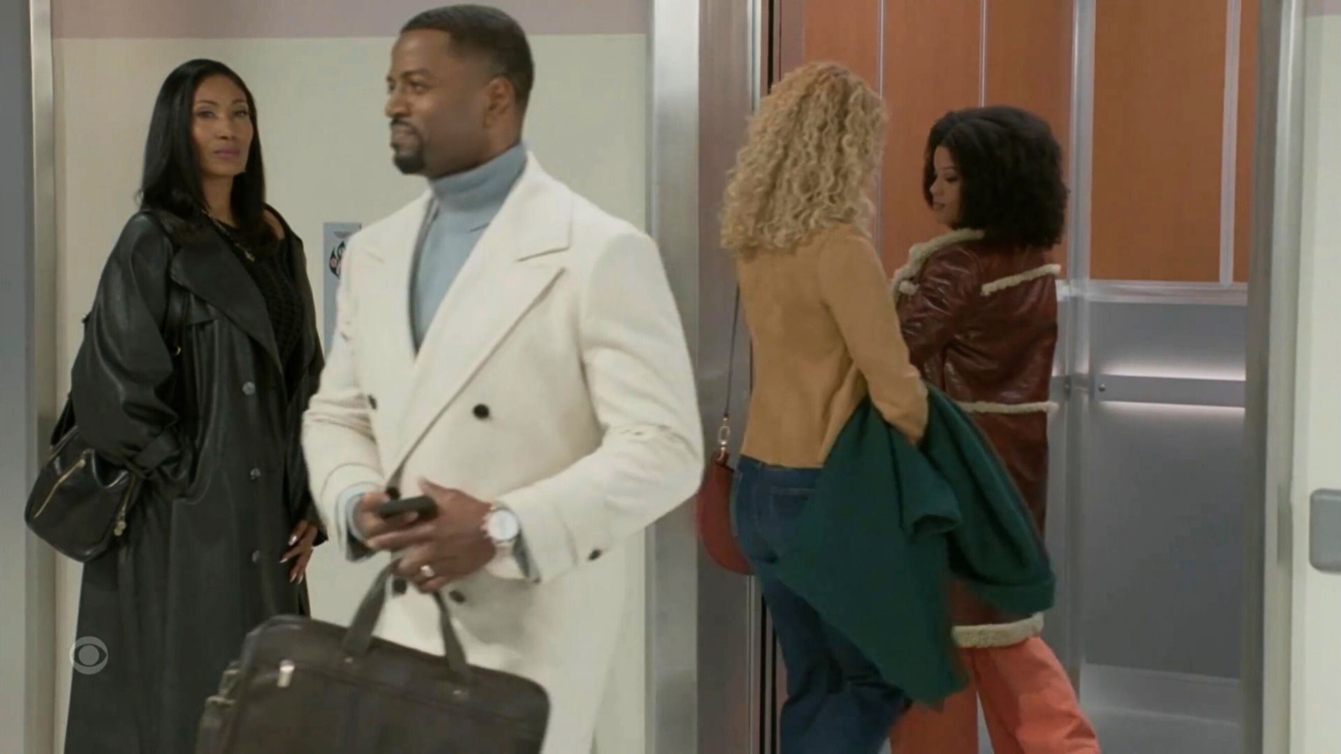 Beyond the Gates: Ted arrives as Leslie leaves | Image: CBS