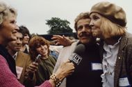 Jerry Stiller and Anne Meara at a rally (Image via Getty)