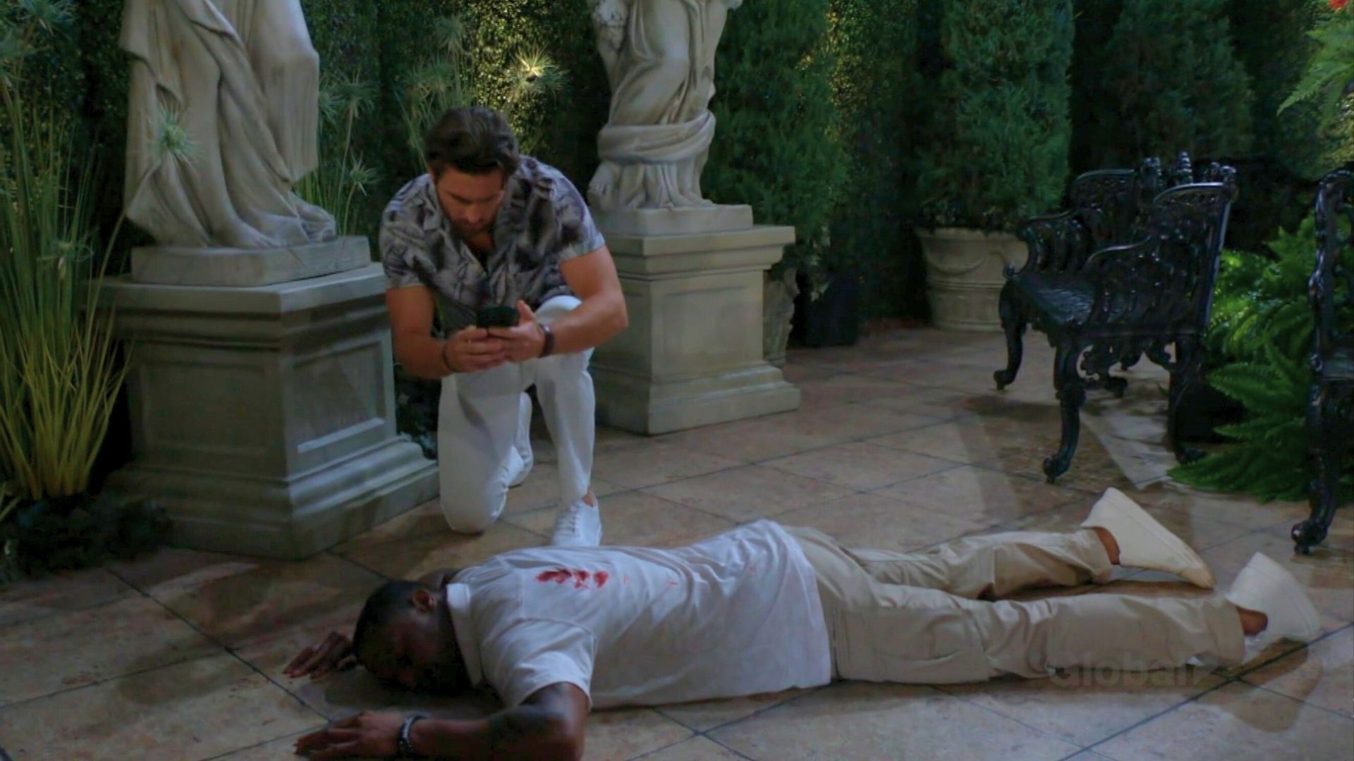 Cane (Billy Flynn) takes pictures of Damian (Jermaine Rivers) on The Young and the Restless | Image: CBS