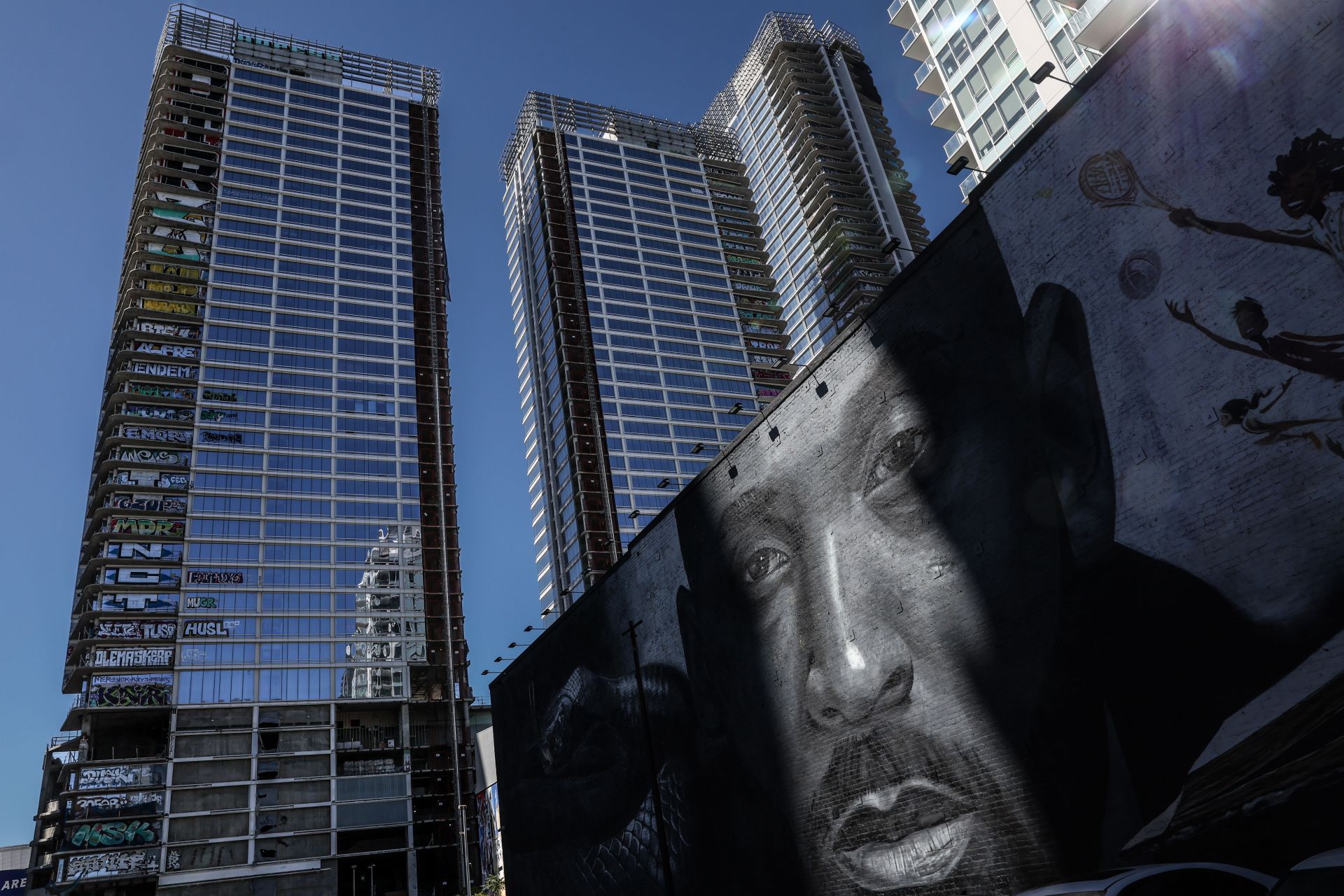 Graffiti laden Oceanwide Plaza. - Source: Getty