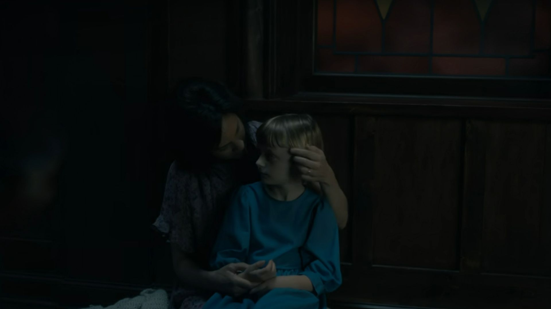 Abigail&#039;s ghost &amp; Mrs. Dudley in The Haunting of Hill House (Image Via Netflix)