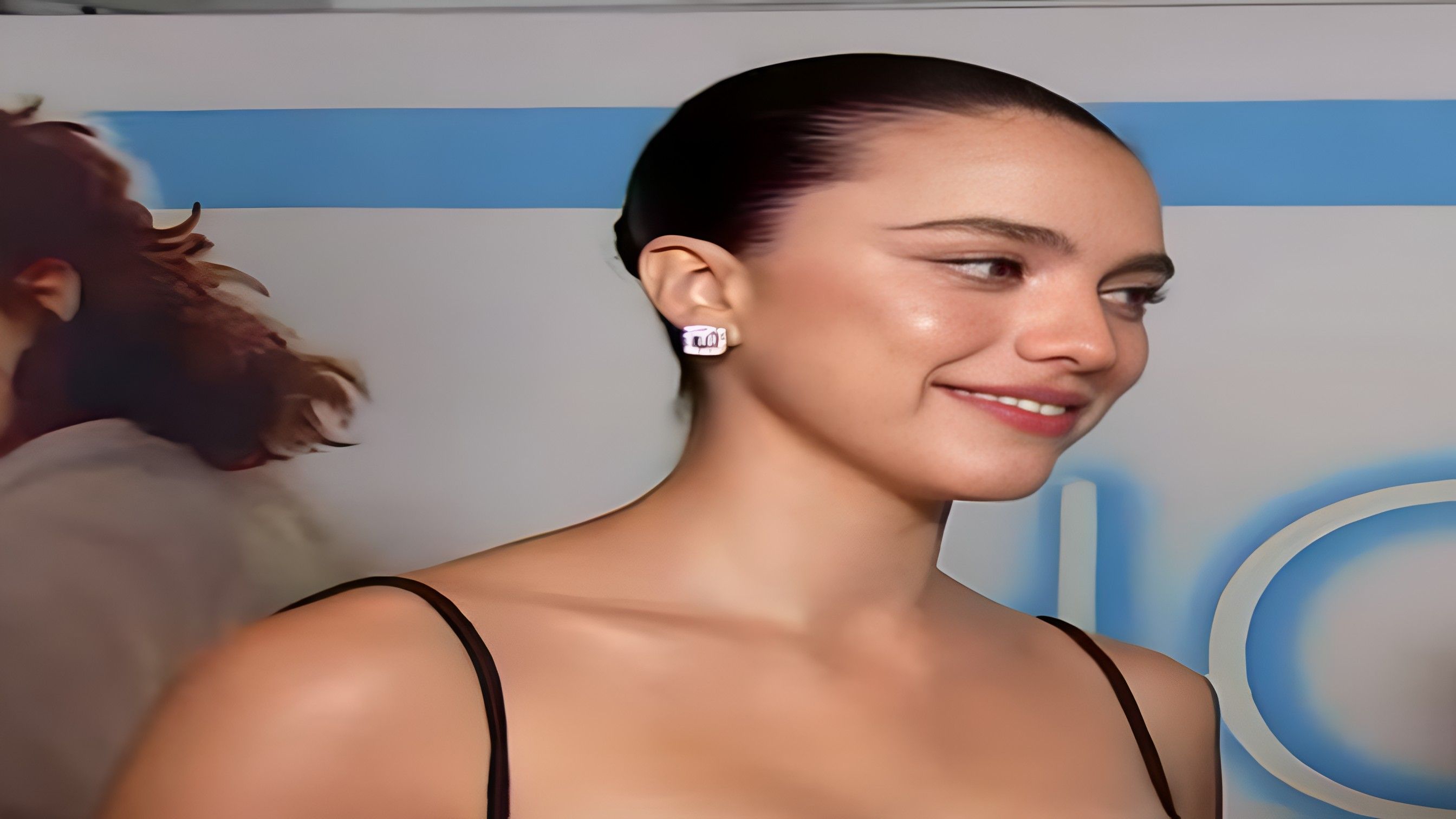 Aubrey Aubrey ( Image via YouTube / E News )