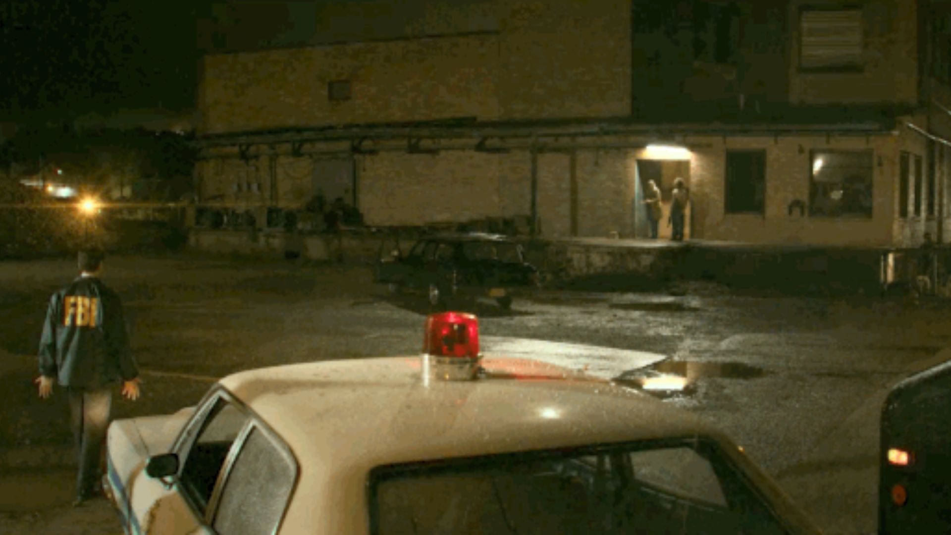 Ford&#039;s arrival at a hostage scene in Mindhunter | Image via Netflix