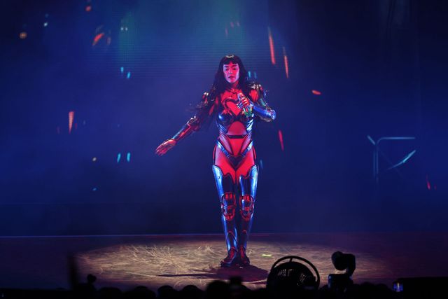 How did Katy Perry handle onstage fan collapse at Detroit concert? Lifetimes Tour incident explored
