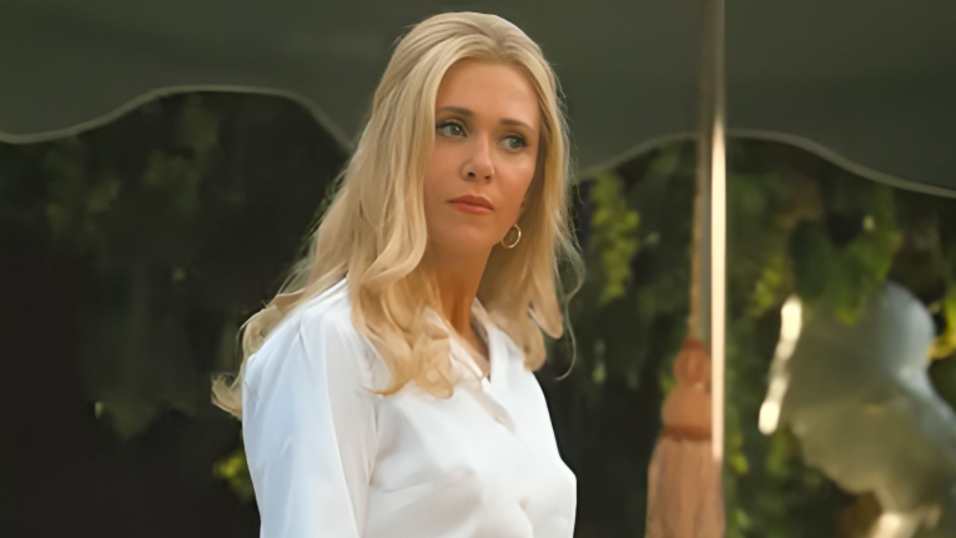 Kristen Wiig in Palm Royale | Image via Apple TV