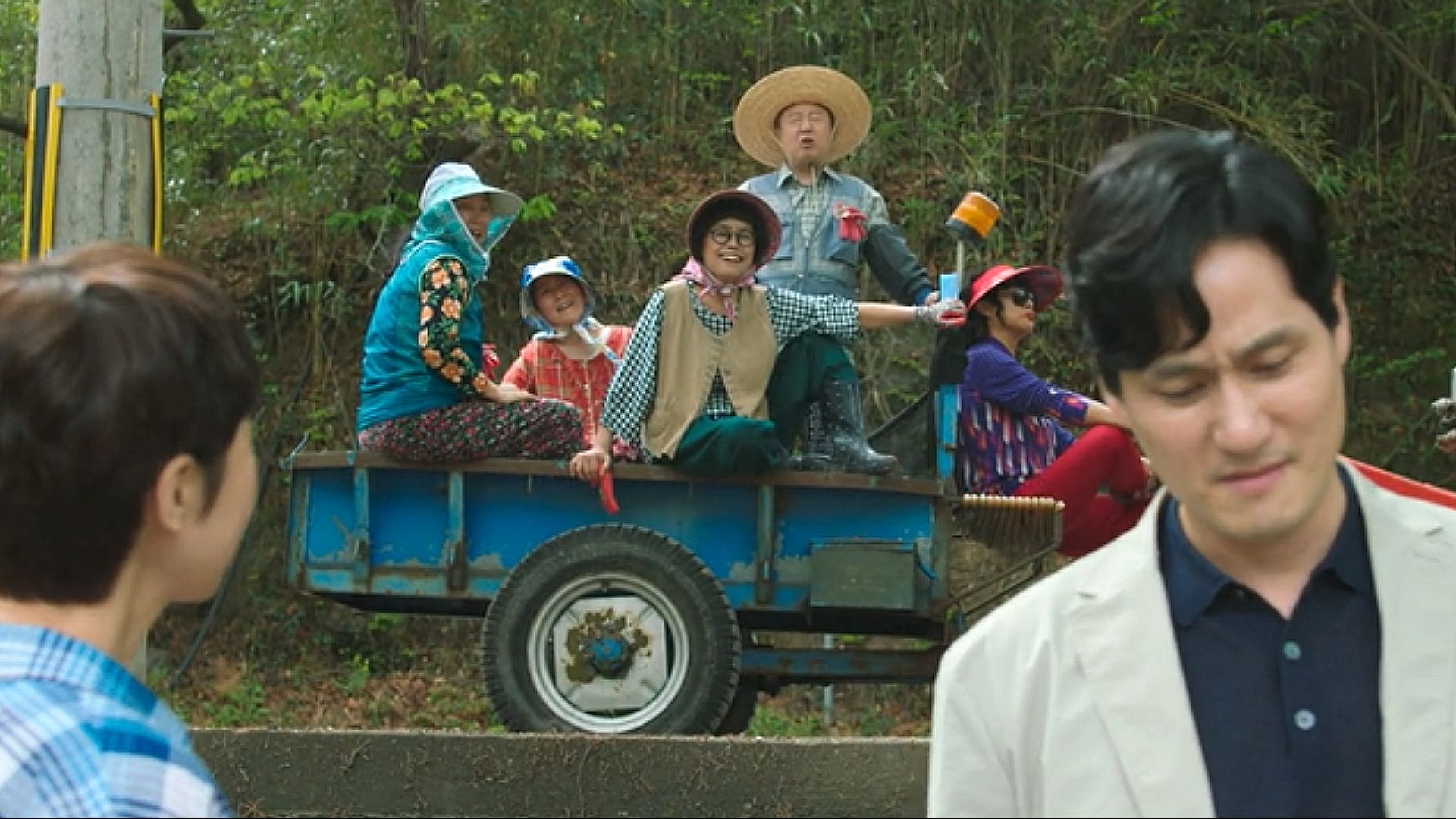 The villagers tease Ryu Jeong-seok (Image via Viki)