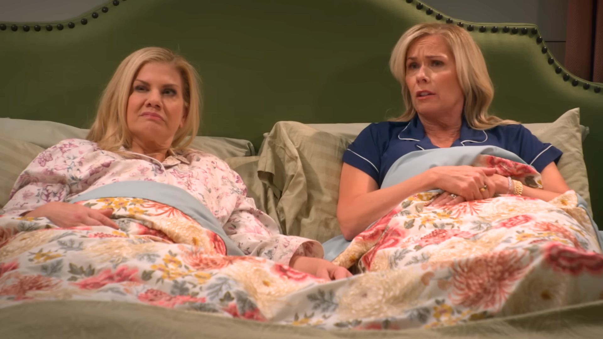 Kristen Johnston and Leanne Morgan in Leanne | Image via YouTube/Netflix