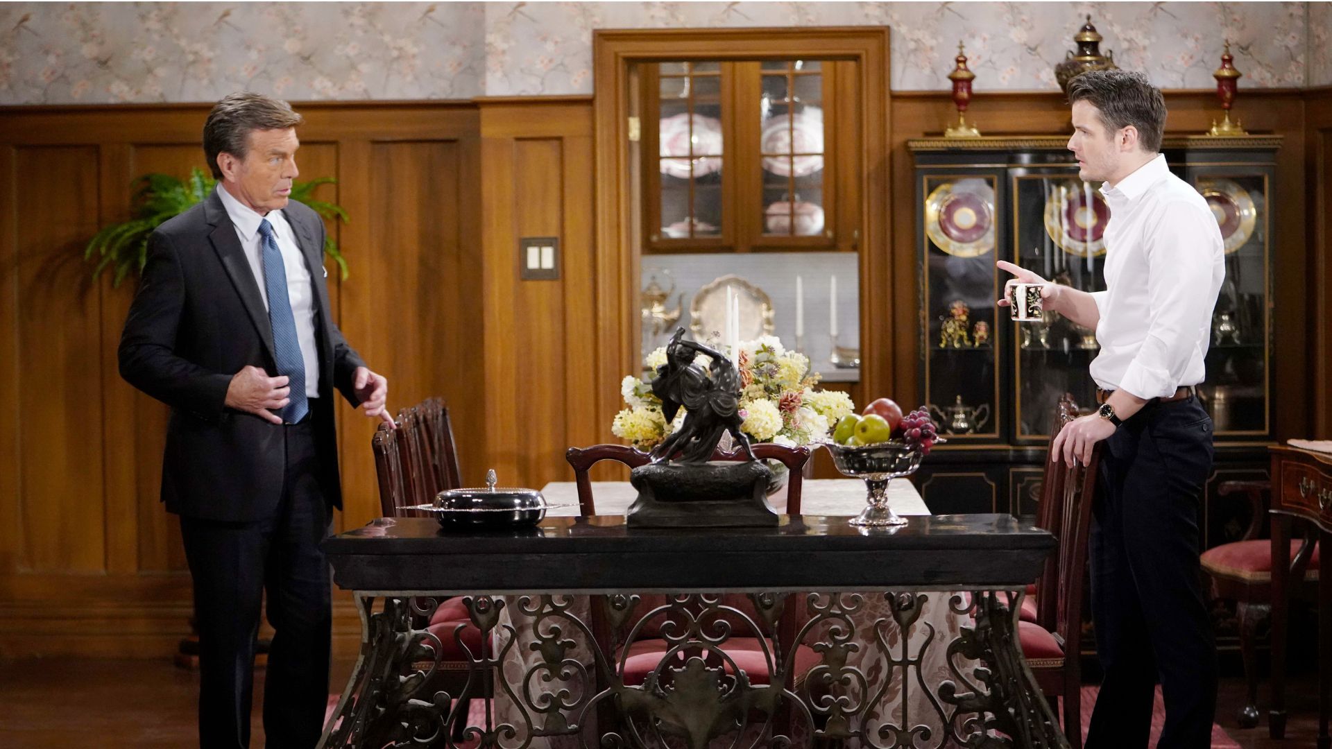 Jack (Peter Bergman) has words of wisdom for Kyle (Michael Mealor) on The Young and the Restless | Image: JPI