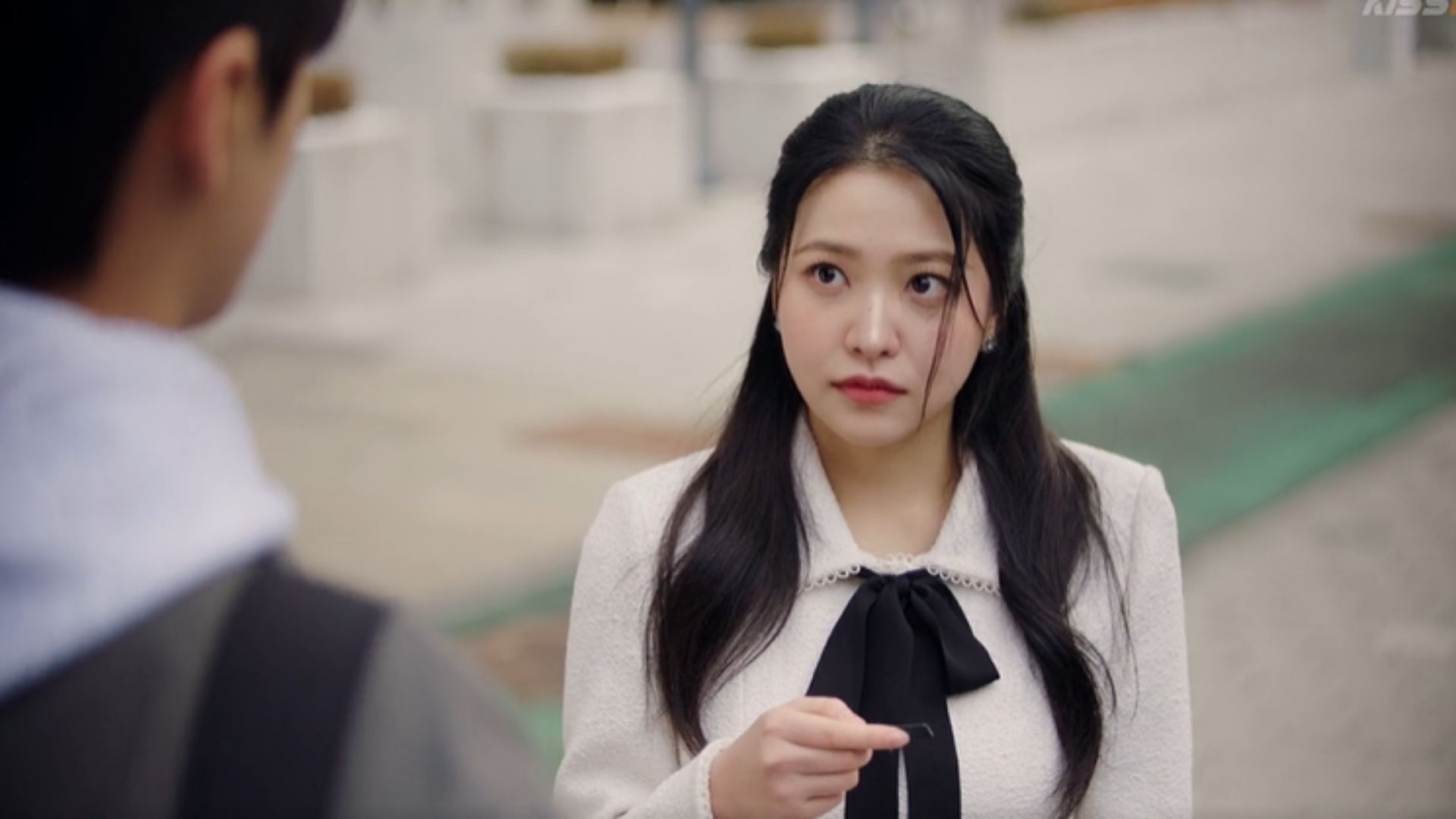 Jin-woo meets Jen-na before leaving (Image via Viki)