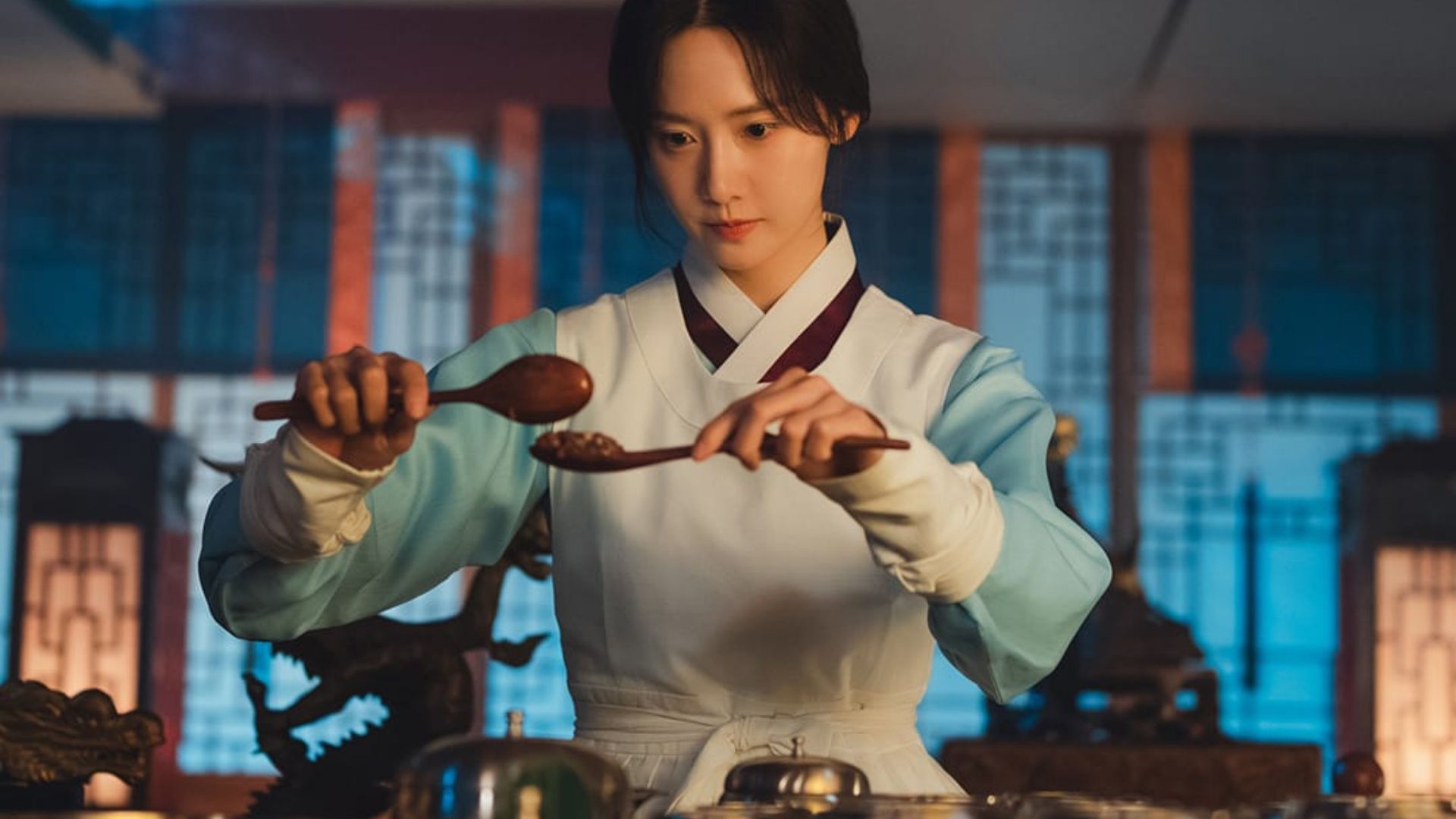 Ji-young while cooking food (Image via tvN)