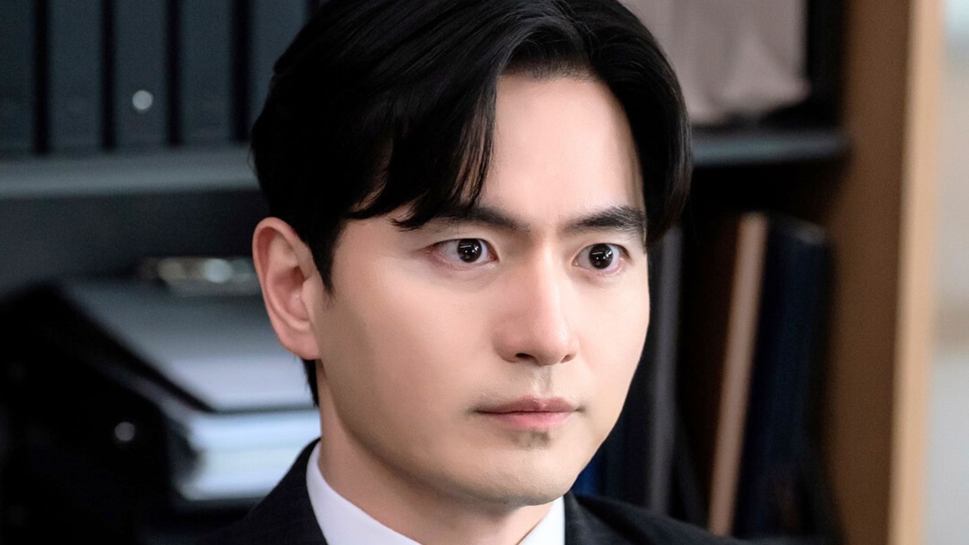 Lee Jin-wook in Beyond the Bar | Image via Instagram: jtbcdrama