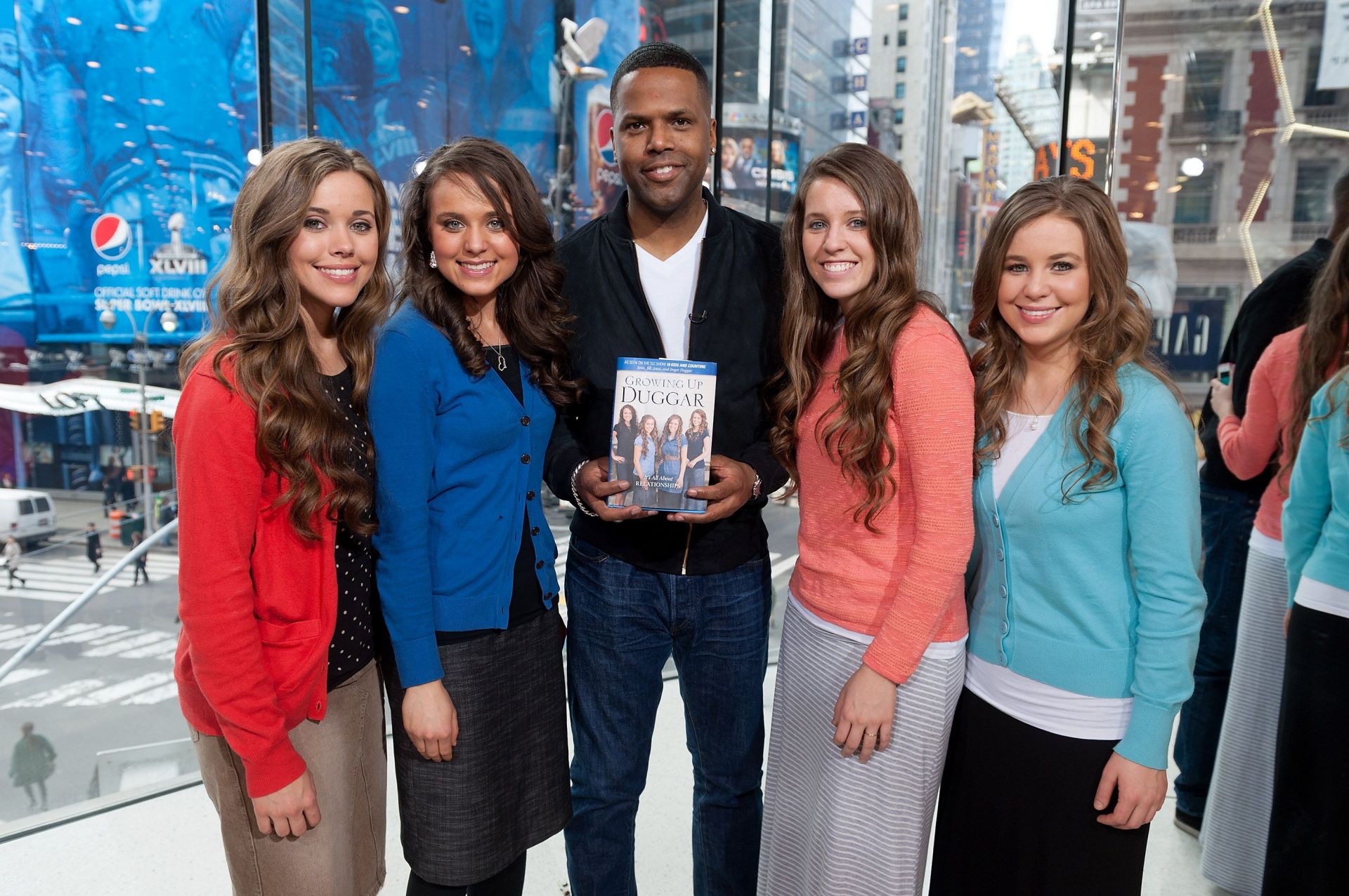 Robert Wagner And The Duggar Family Visit &quot;Extra&quot; - Source: Getty