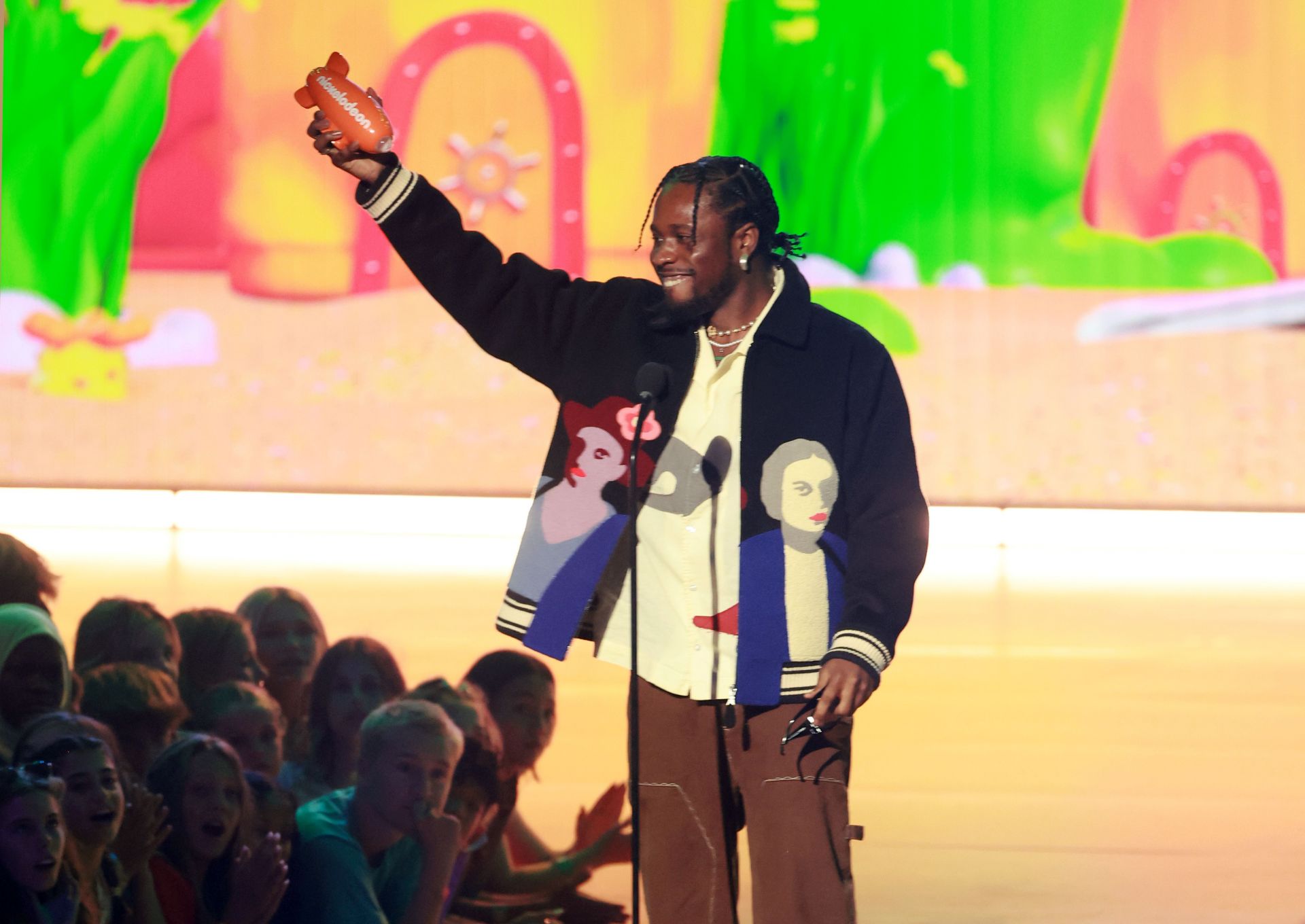 At the 2024 Nickelodeon&#039;s Kids&#039; Choice Awards (Image via Getty)