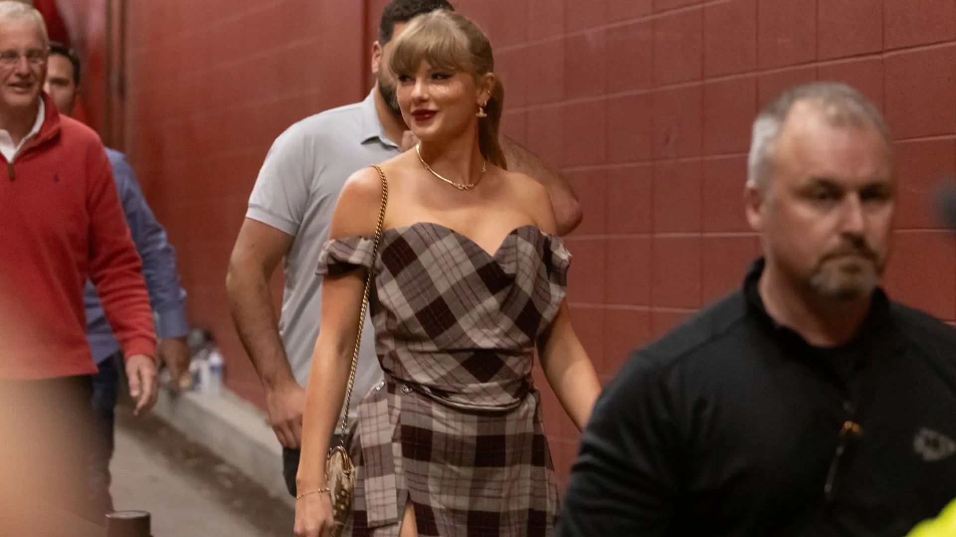 Taylor Swift attends Brittany Mahomes