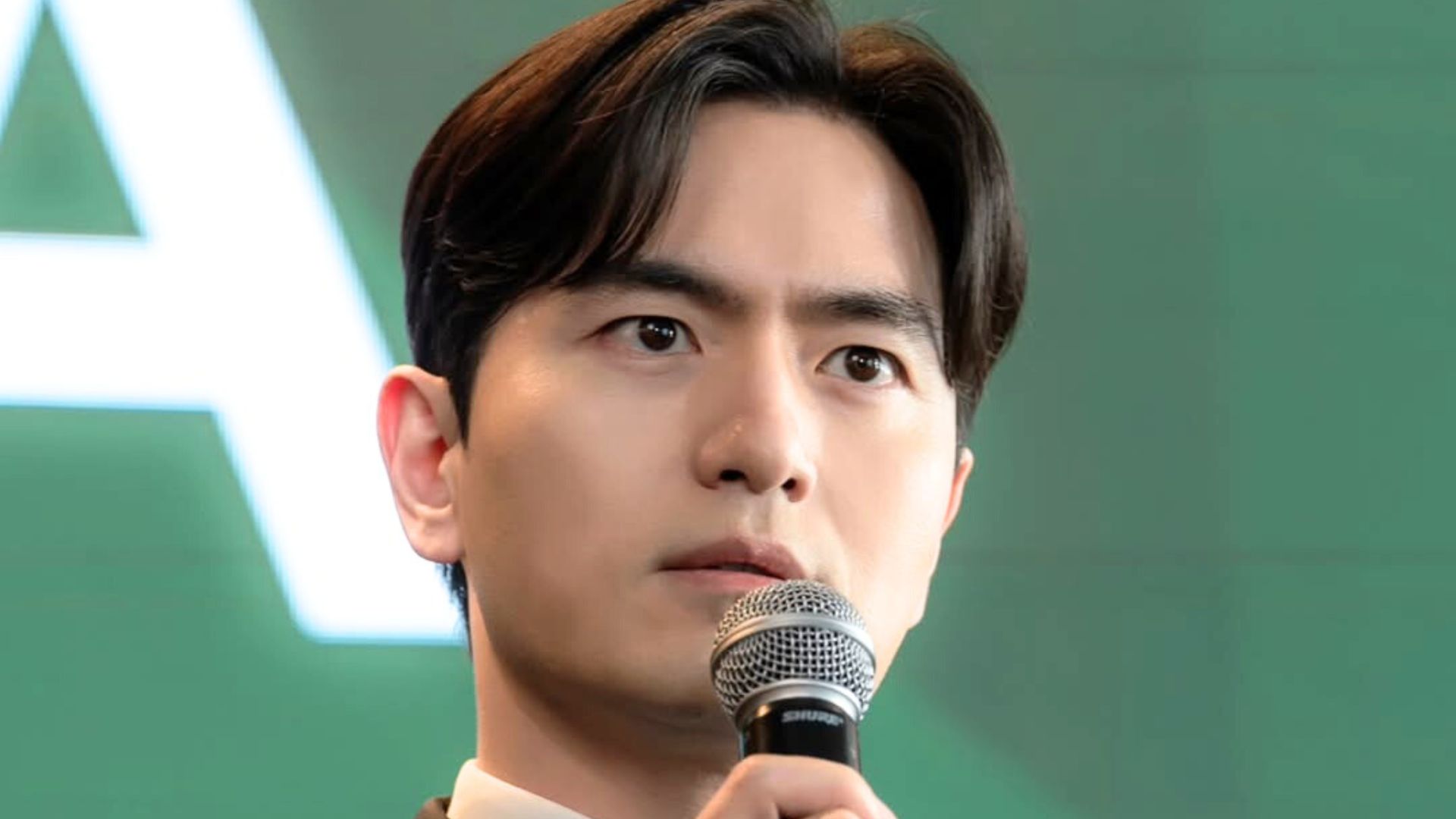Lee Jin-wook in Beyond the Bar | Image via Instagram: jtbcdrama