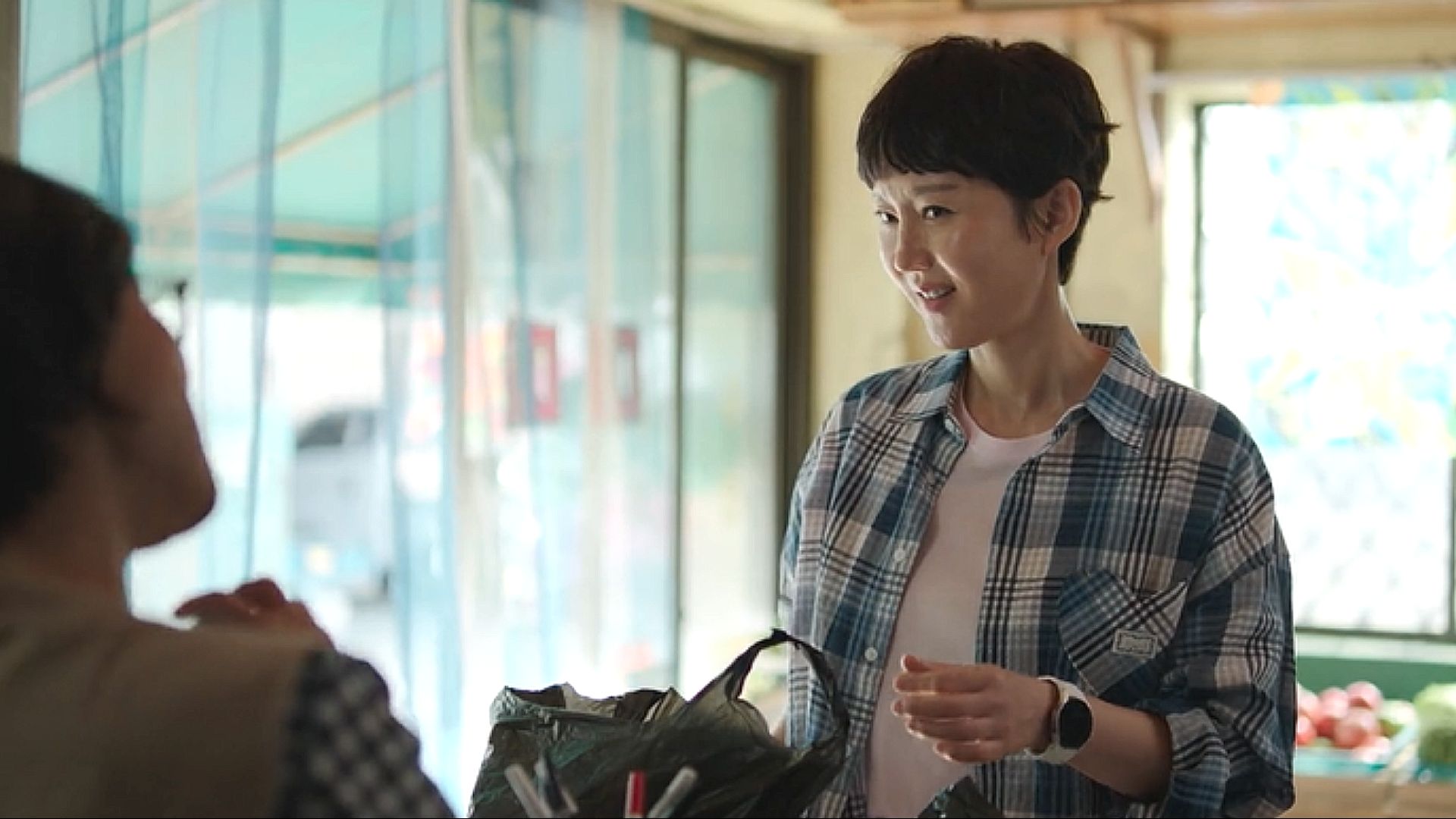 Lee Ji-an goes for grocery shopping (Image via Viki)