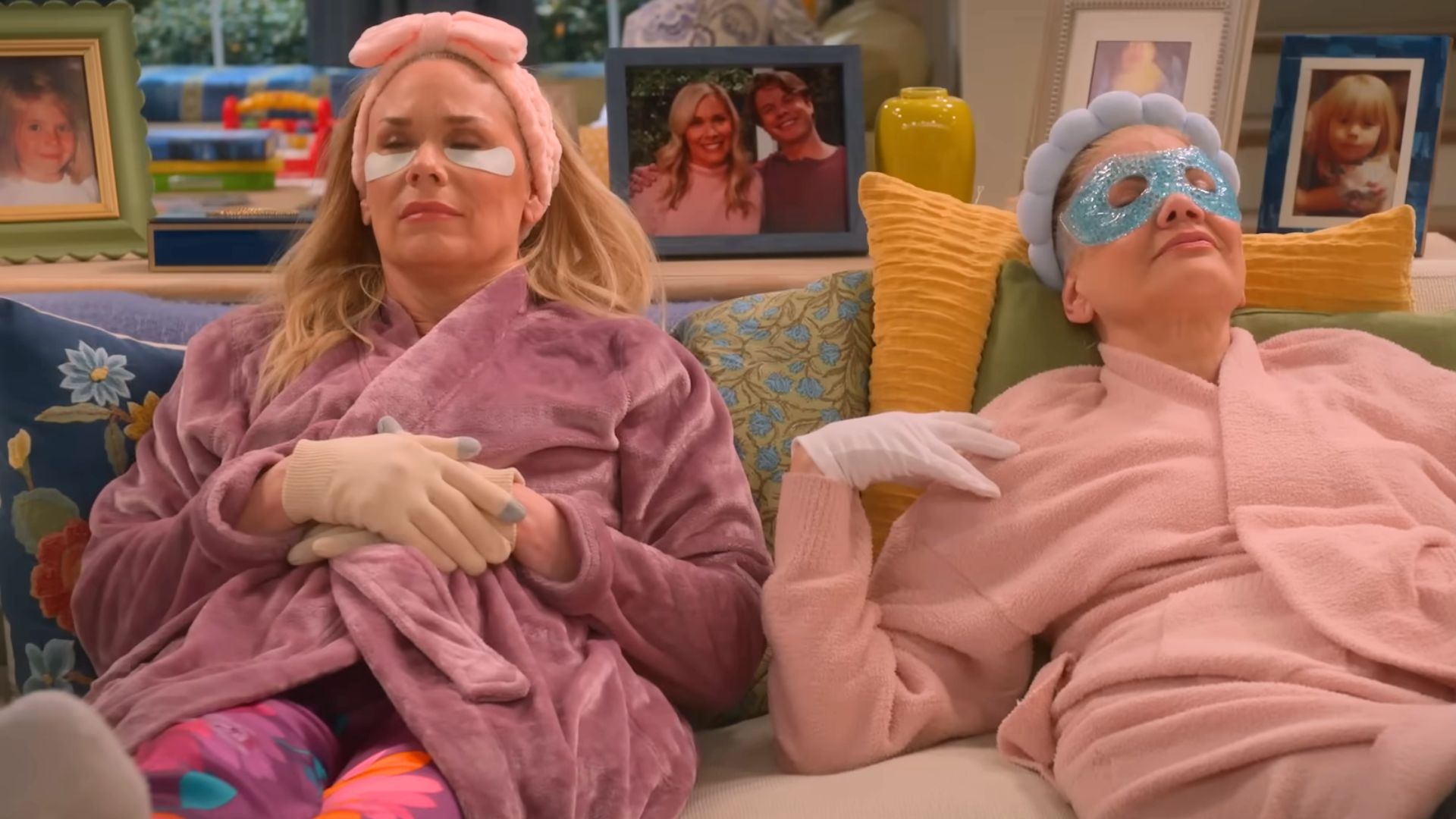 Leanne Morgan and Kristen Johnston in Leanne | Image via YouTube/Netflix