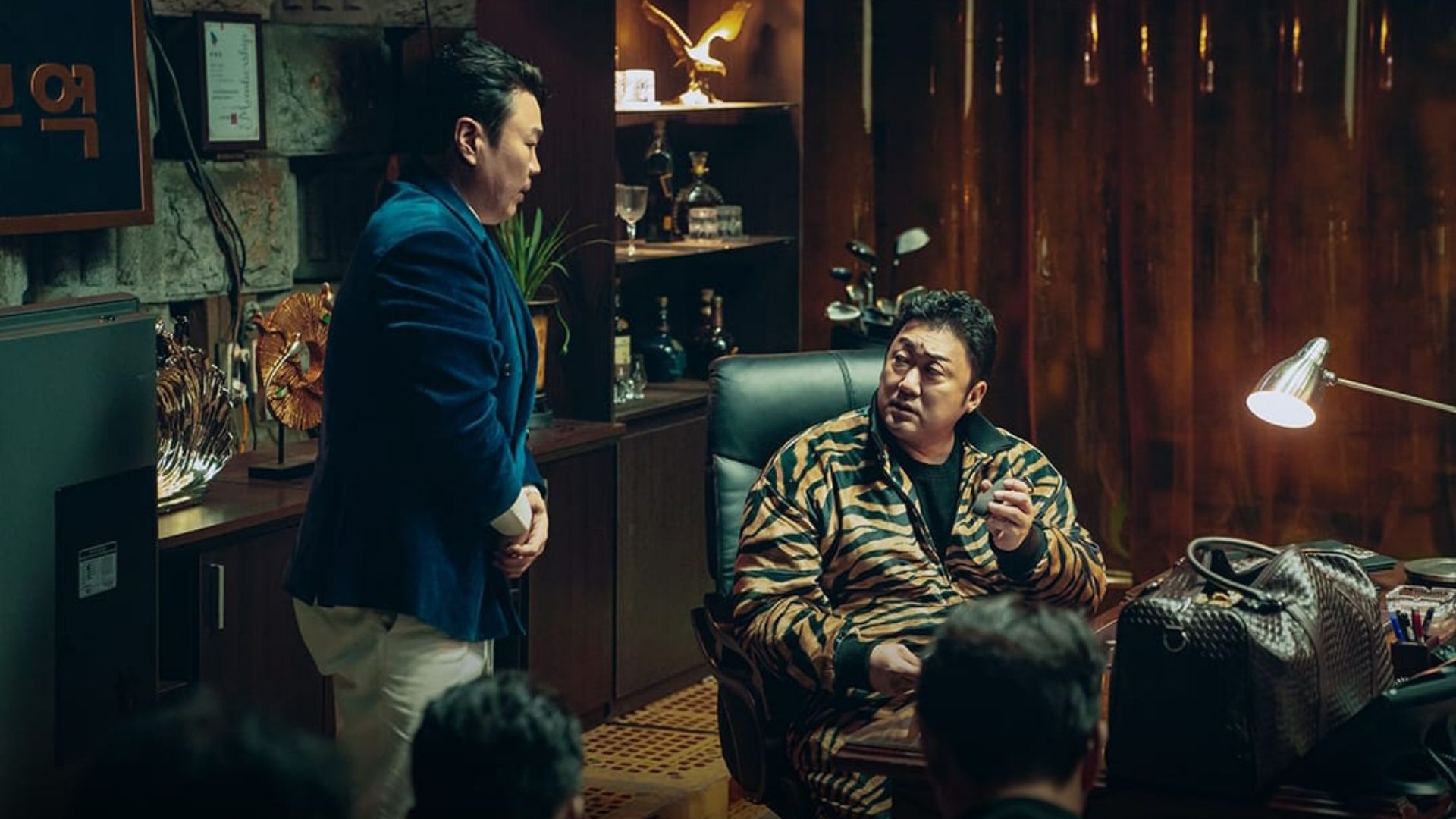 Tae-san catches the gangster (Image via Instagram @kbsdrama)
