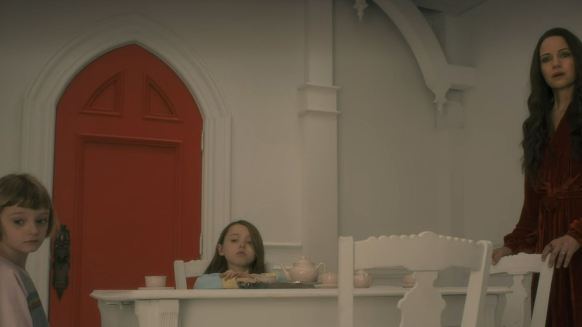 Abigail, Nellie, &amp; Olivia in The Red Room - The Haunting of Hill House (Image Via Netflix)