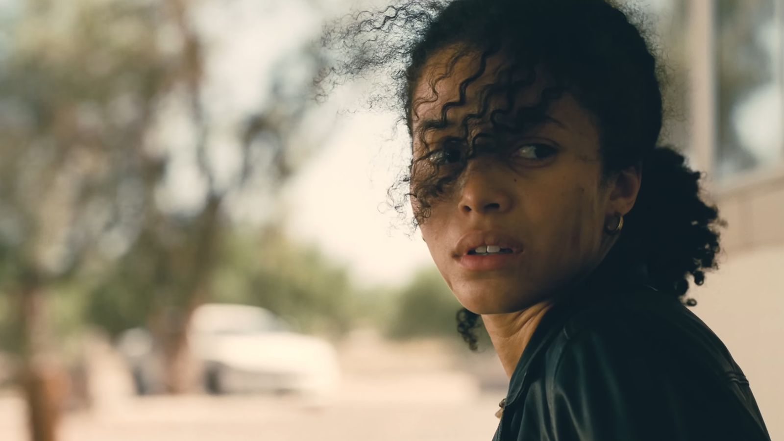 Still from One Battle after Another (Image via YouTube @/Warner Bros.)