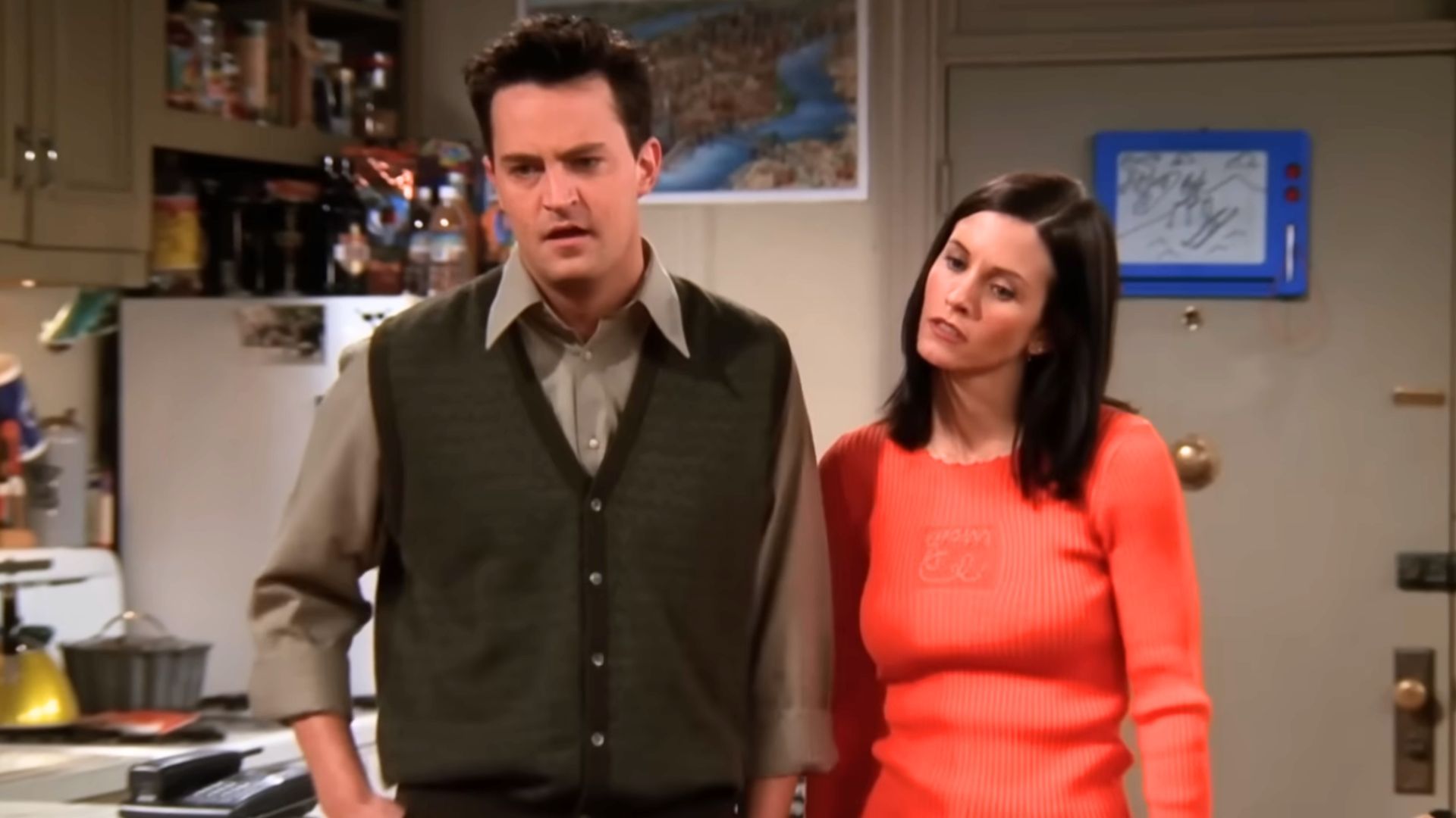 Matthew Perry and Courteney Cox in Friends | Image via Warner Bros. Television