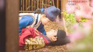 Ji-young and the King (Image via tvN)