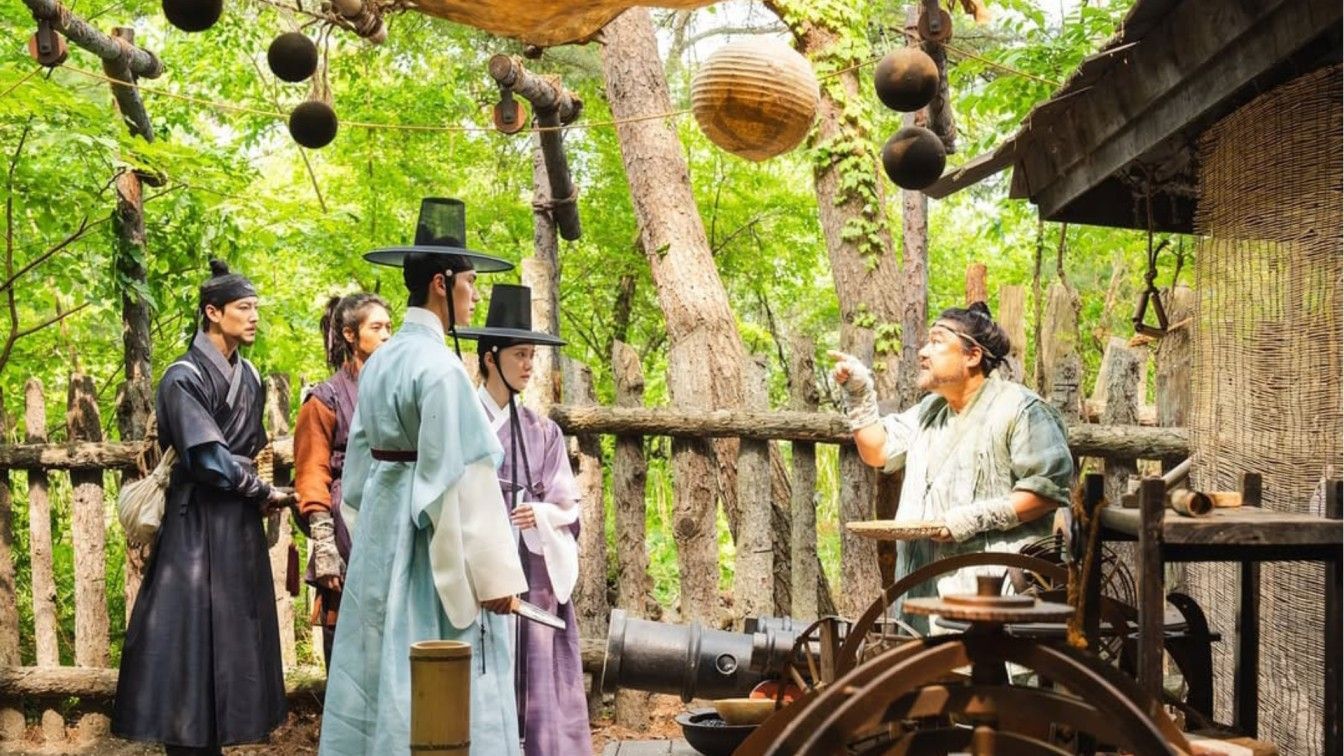 Chun-saeng confronts the royal people (Image via Netflix)