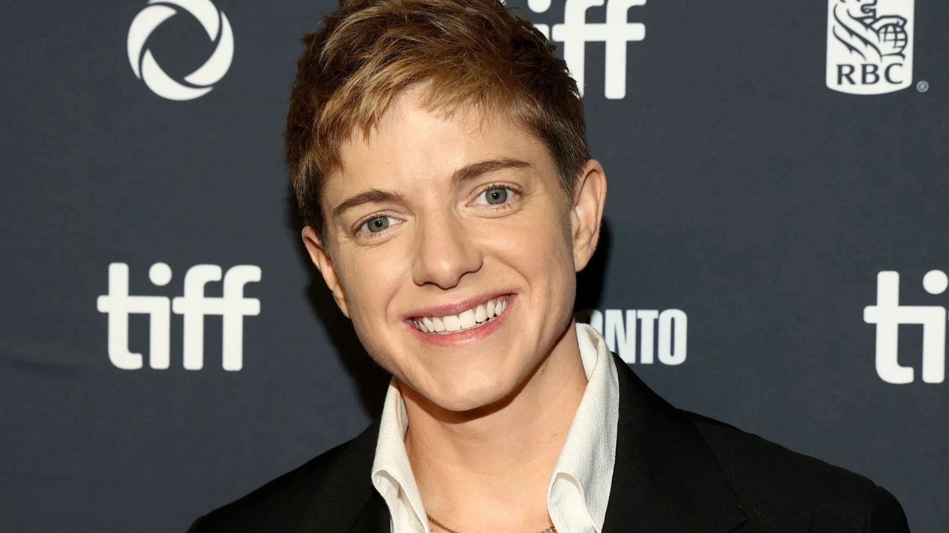 Mae Martin attends Wayward world premiere (Image source: Getty)