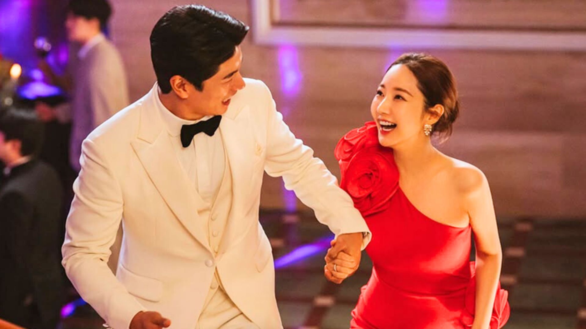 Lee Yi-kyung and Park Min-young in Confidence Queen | Image vai Instagram: tvchosuninsta