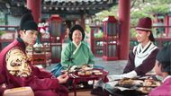 King Lee-heon enjoys meal with the little Prince (Image via Netflix)