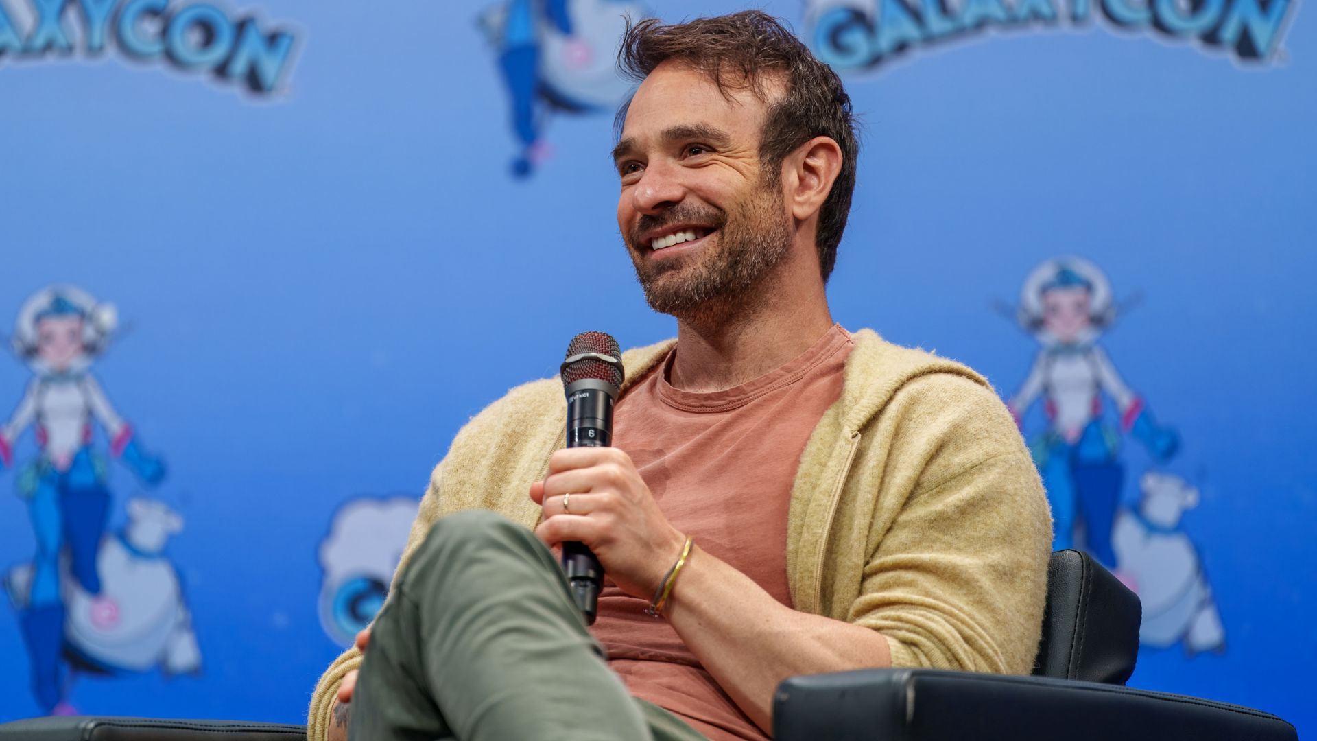 Charlie Cox at GalayCon 2025 | Image via @wanderingdorkphotography on Instagram