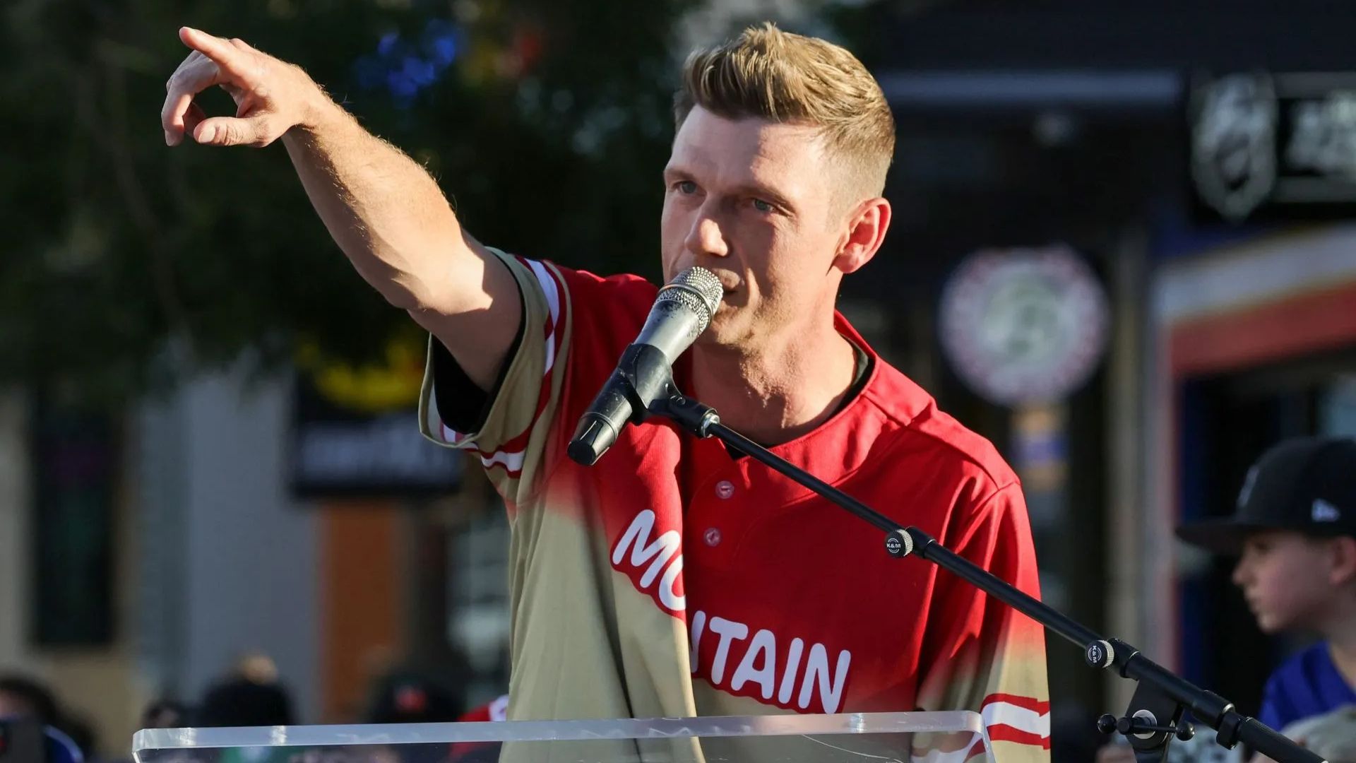 Nick Carter donates at Comic Store in Las Vegas (Image via Getty)