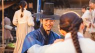 King Lee-heo feels happy with Ji-young (Image via tvN)