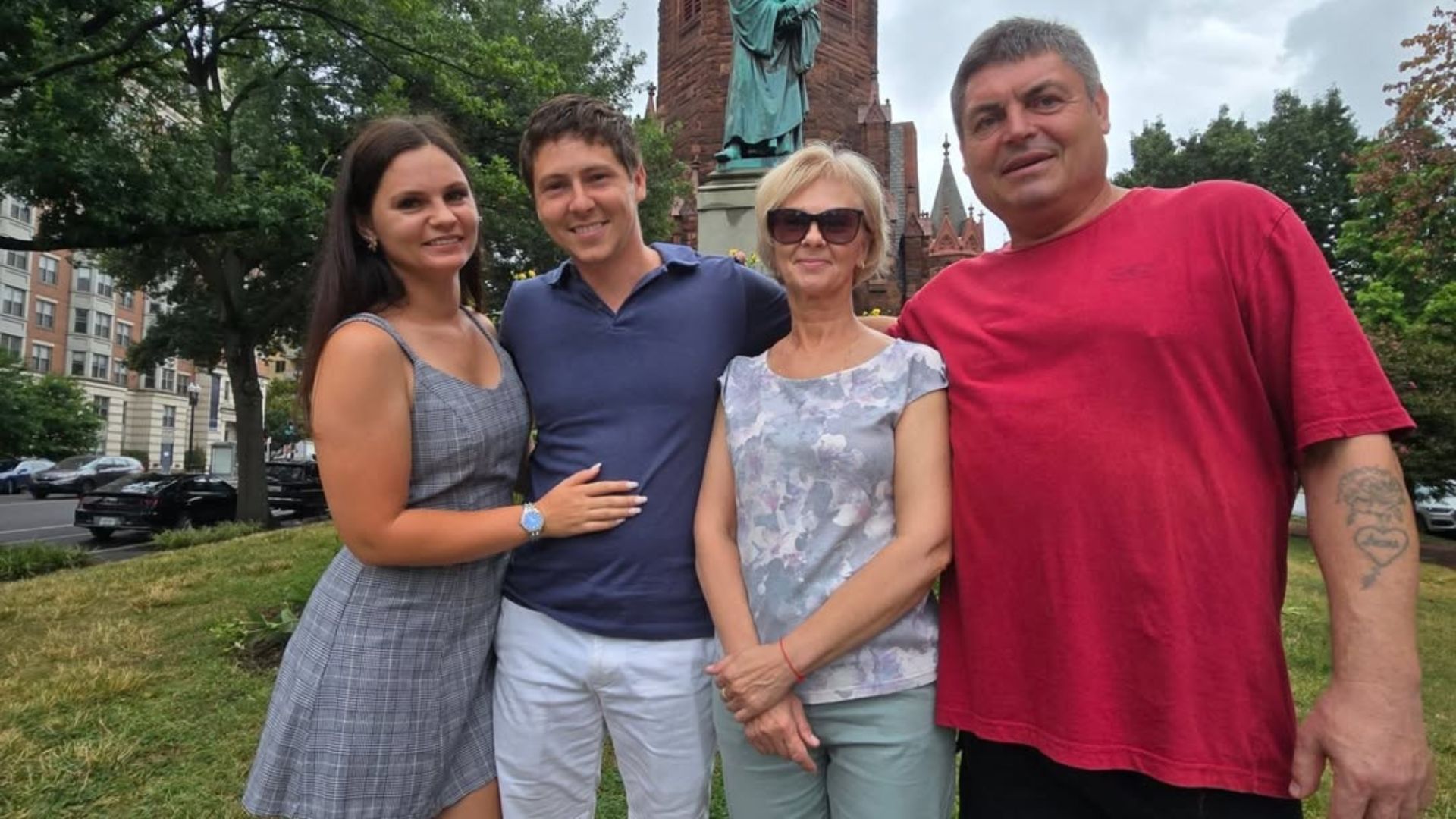 Julia and Brandon from 90 Day Fianc&eacute;: Happily Ever After? with her parents | Image via Instagram/ @juliatrubkina1993